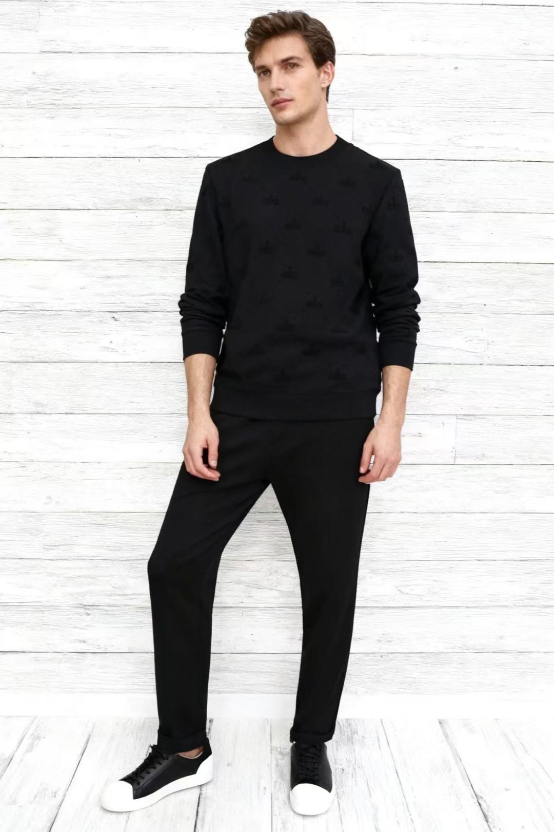 🔥Alo.2025秋季新品男士满印Logo圆领卫衣🆕Alo Yoga是源自美国的运动服饰品牌，以瑜伽服饰