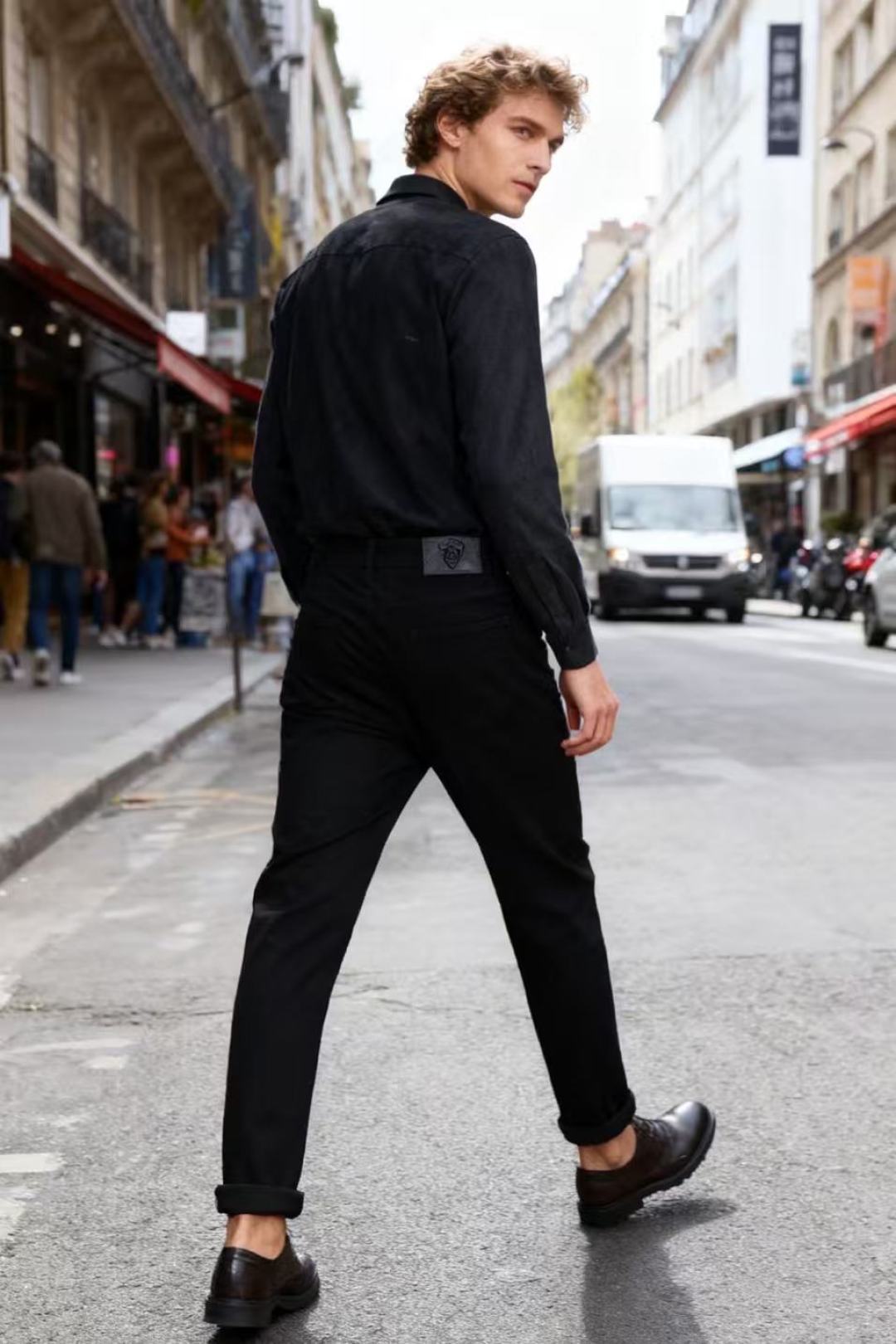 🔥巴宝丽/Burb*rry.25秋季新品🆕时尚男士黑色休闲裤👍采用舒适洗水牛仔布面料！这款黑色休闲裤采用