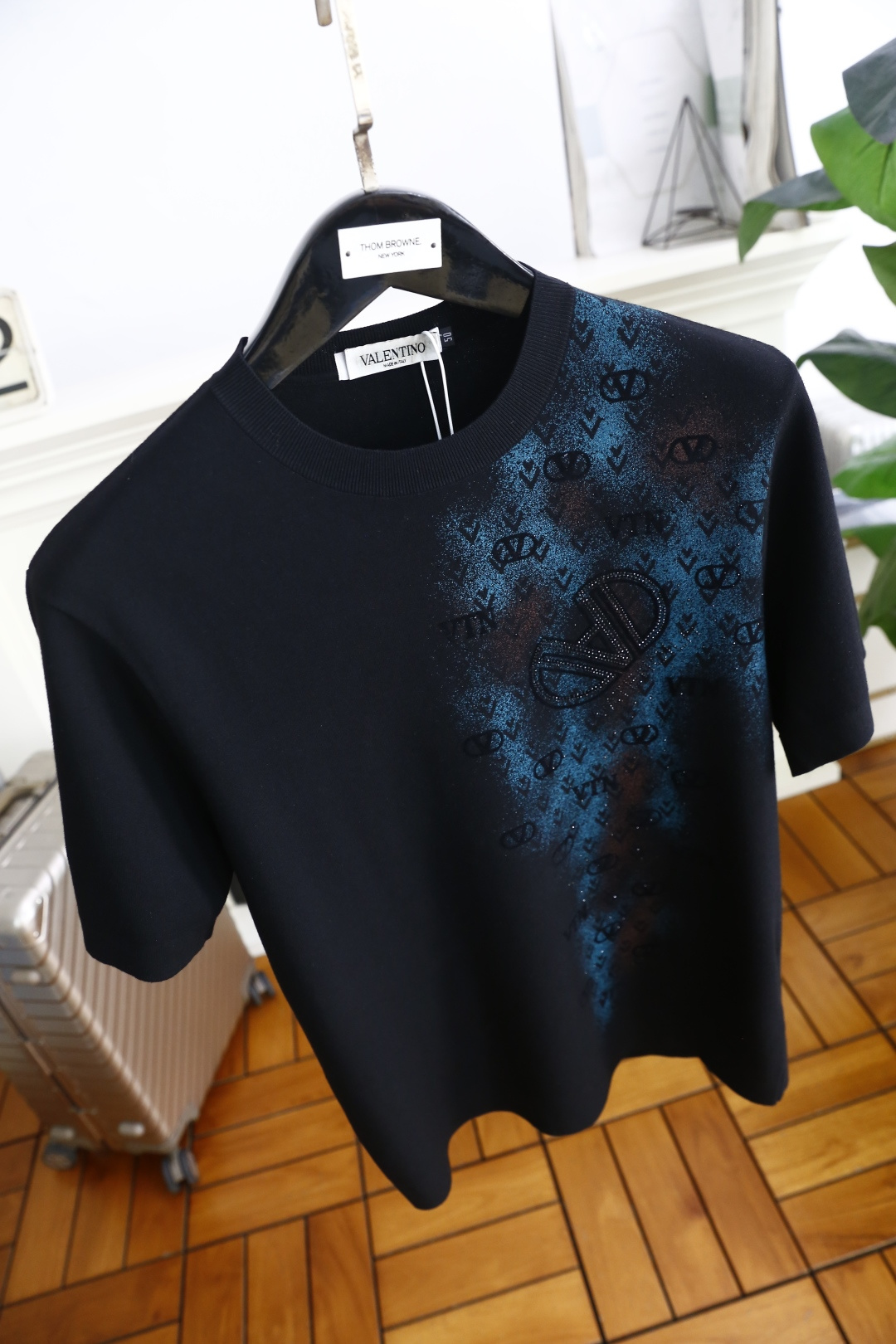 🔥华伦天奴.2025秋季新款🆕时尚男士圆领短袖针织衫！奢华经典品牌定制LOGO设计！高级定制百搭款式 任