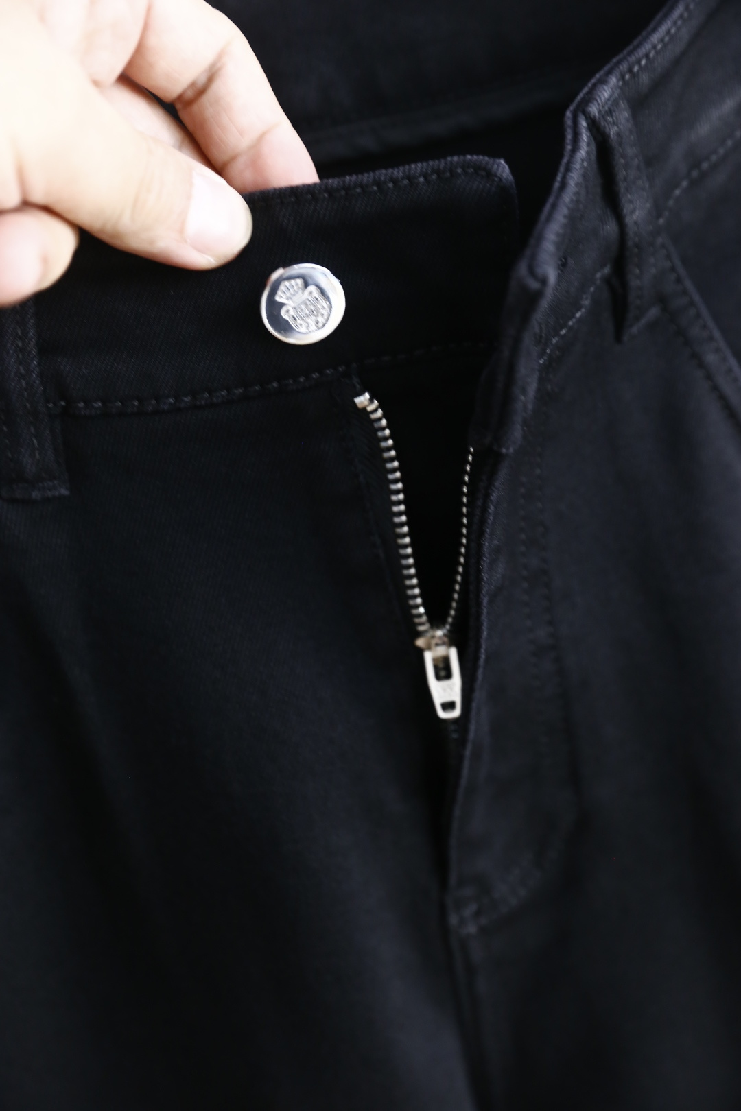 🔥普拉*/Pra*a.25秋季新品时尚男士深色百搭牛仔裤👖采用客供水洗弹力牛仔裤！奢华经典品牌三角标字母