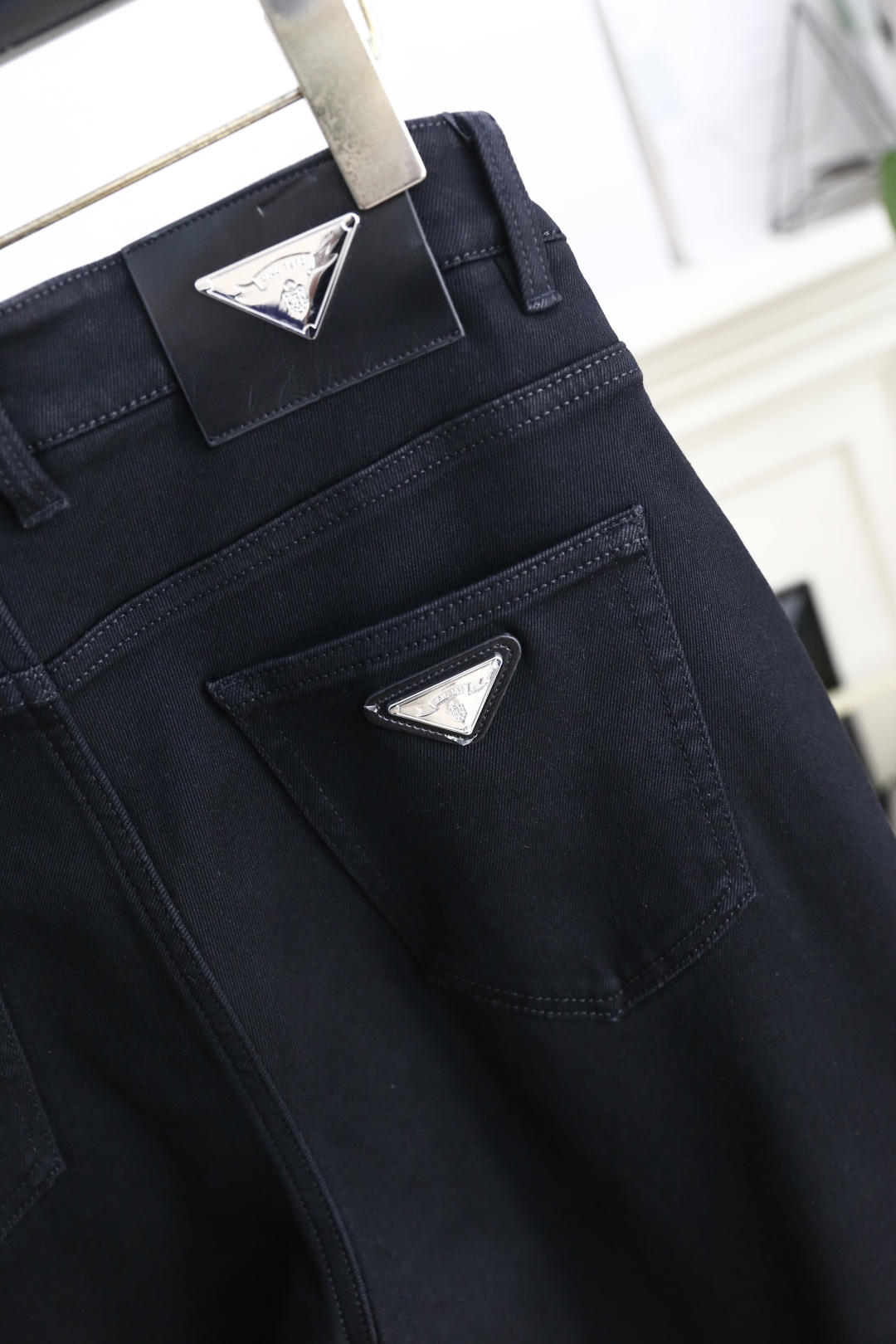 🔥普拉*/Pra*a.25秋季新品时尚男士深色百搭牛仔裤👖采用客供水洗弹力牛仔裤！奢华经典品牌三角标字母