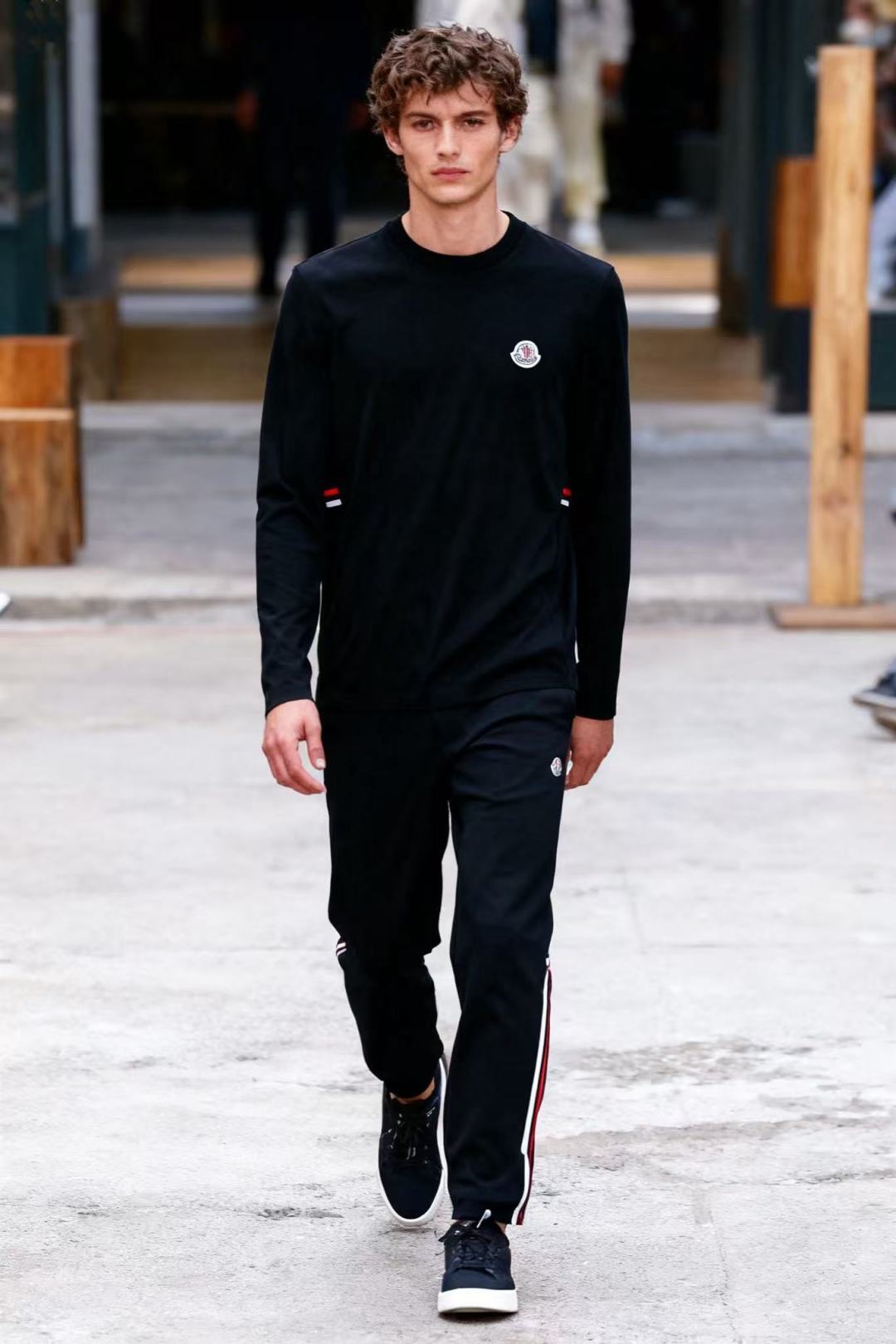 🔥蒙口/Mon*ler.25秋季新品男士打底长袖衫！经典圆领设计！胸前品牌原版LOGO搭配🔥采用舒适柔软