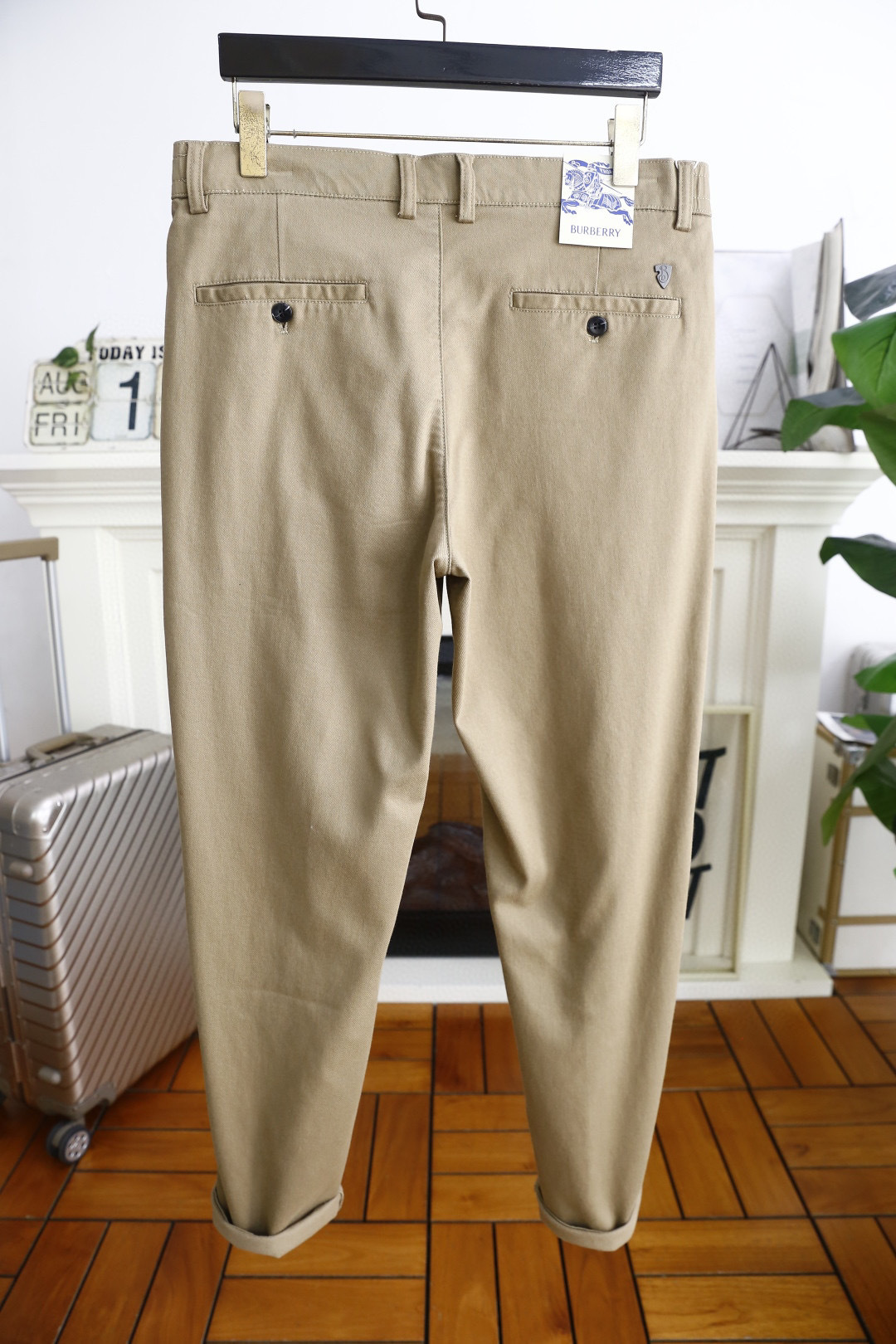 🔥巴宝丽/Burb*rry.25秋季时尚新品男士休闲西裤！采用舒适透气面料，奢华经典品牌战马LOGO设计