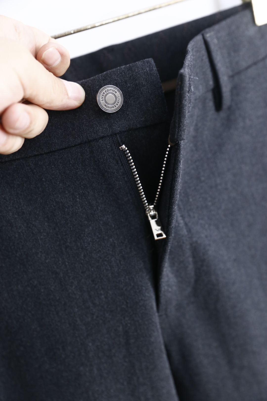 🔥路易威*/LV.25秋季新品男士时尚休闲西裤！采用舒适棉面料，奢华经典品牌定制LOGO设计！上身随意舒