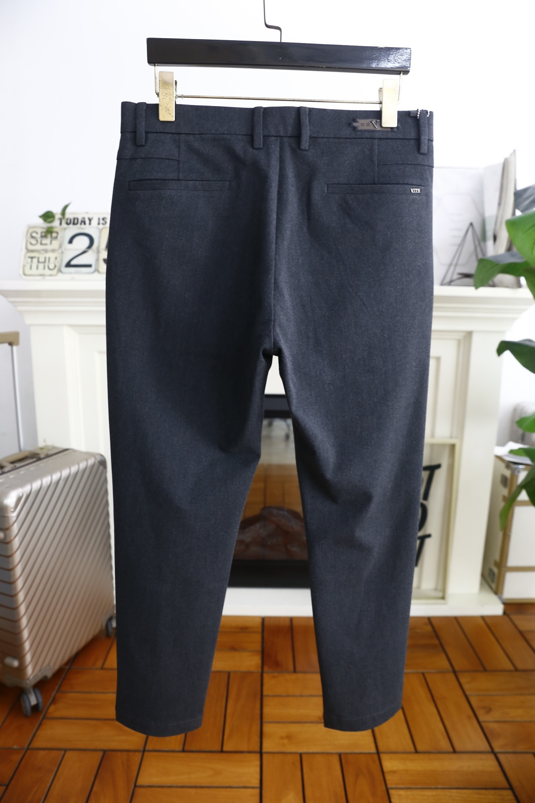 🔥路易威*/LV.25秋季新品男士时尚休闲西裤！采用舒适棉面料，奢华经典品牌定制LOGO设计！上身随意舒