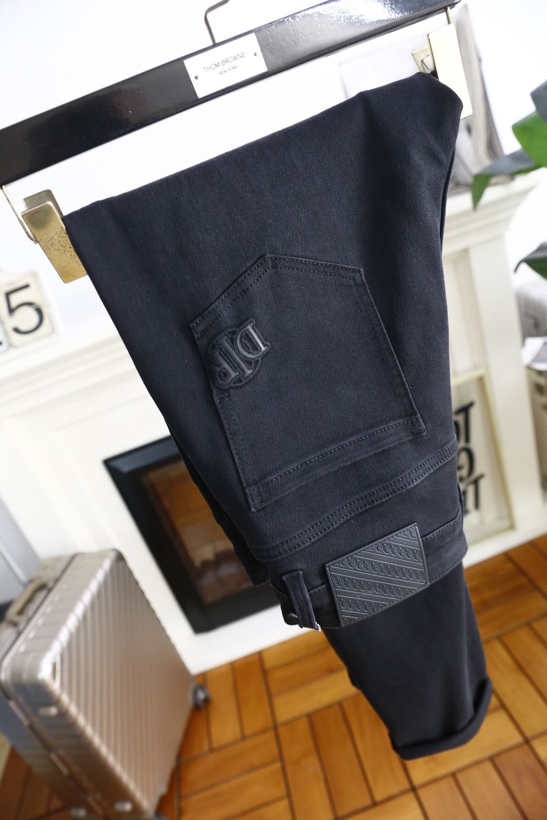 🔥Di*r/迪奥.2025秋季新款男士黑色休闲裤🆕采用舒适洗水牛仔布面料👍这款黑色休闲裤采用简约设计，后