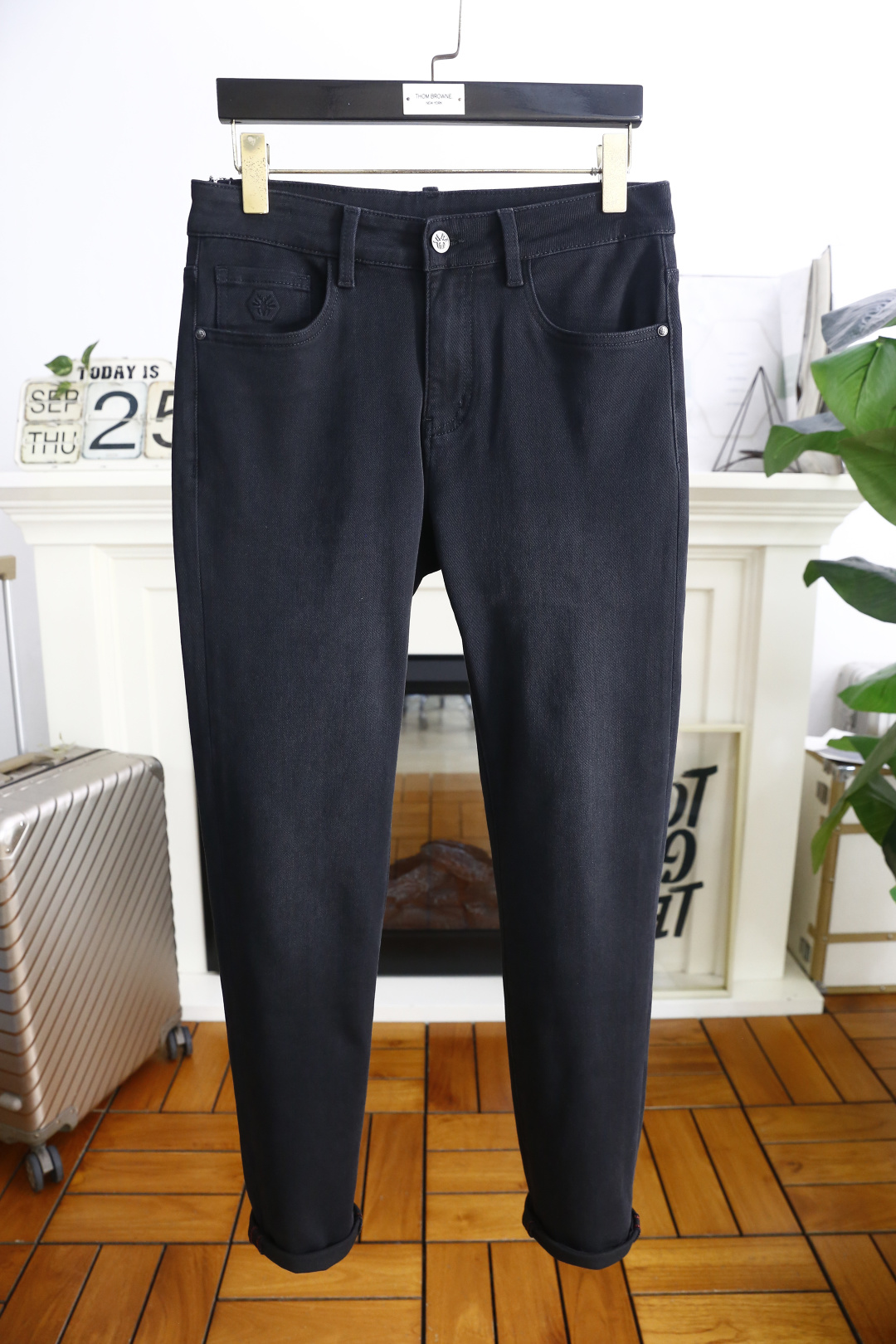 🔥Di*r/迪奥.2025秋季新款男士黑色休闲裤🆕采用舒适洗水牛仔布面料👍这款黑色休闲裤采用简约设计，后