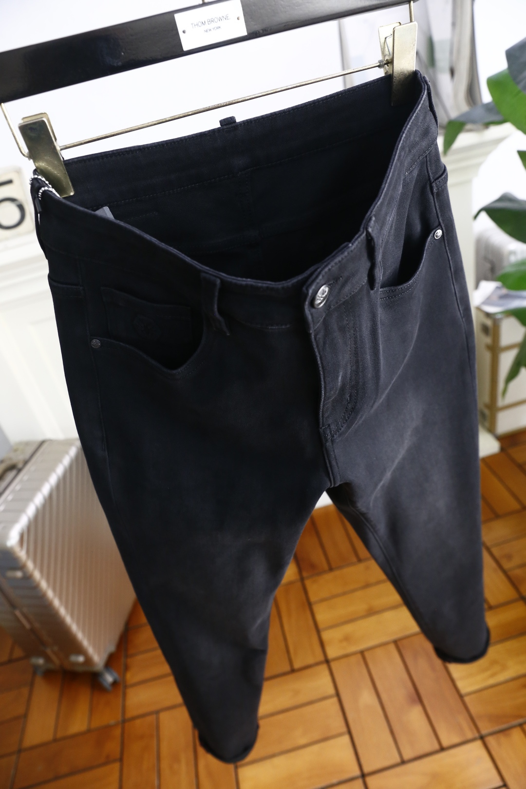 🔥Di*r/迪奥.2025秋季新款男士黑色休闲裤🆕采用舒适洗水牛仔布面料👍这款黑色休闲裤采用简约设计，后