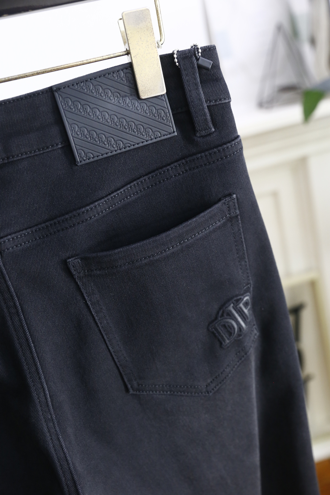 🔥Di*r/迪奥.2025秋季新款男士黑色休闲裤🆕采用舒适洗水牛仔布面料👍这款黑色休闲裤采用简约设计，后