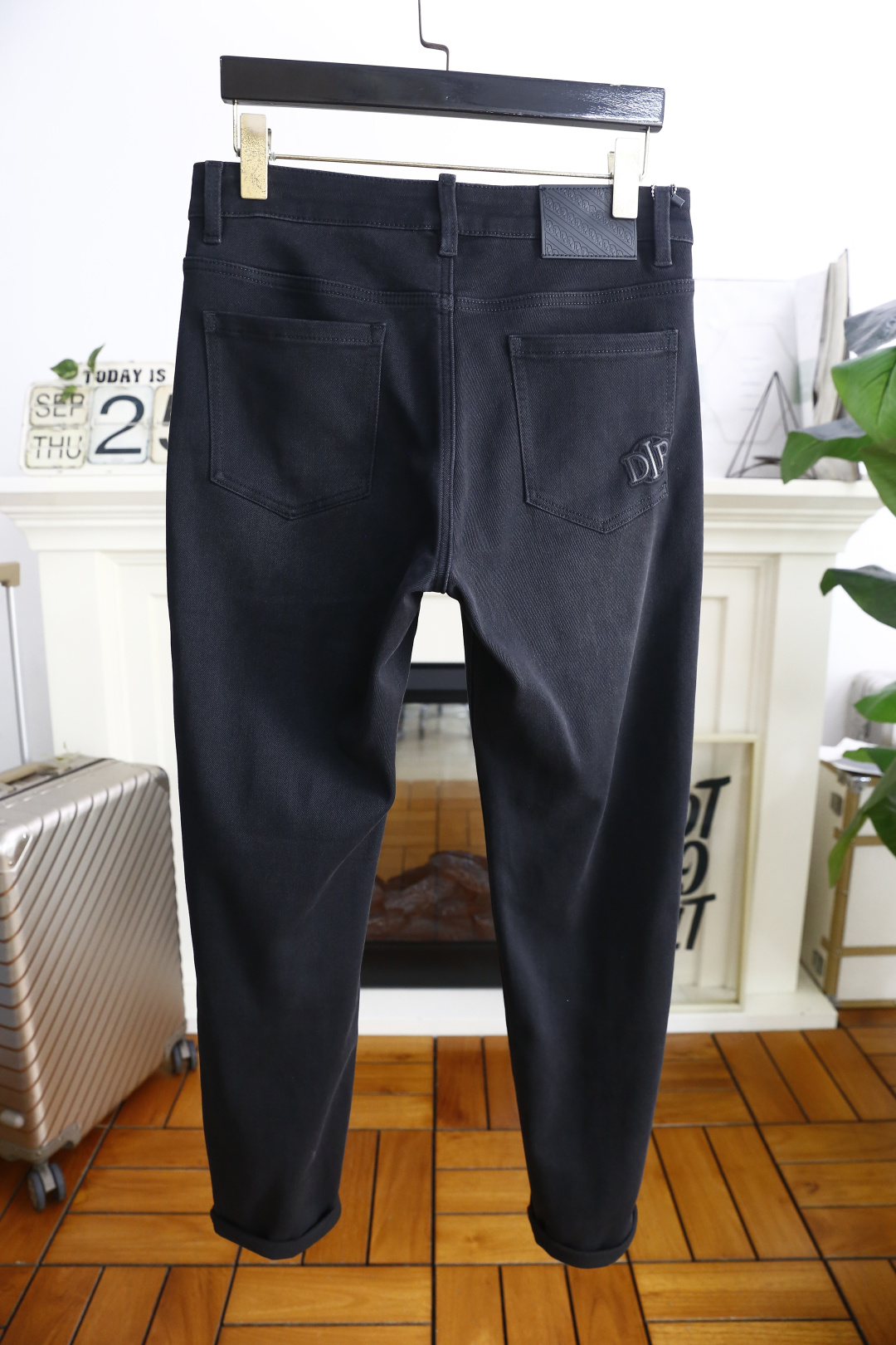 🔥Di*r/迪奥.2025秋季新款男士黑色休闲裤🆕采用舒适洗水牛仔布面料👍这款黑色休闲裤采用简约设计，后