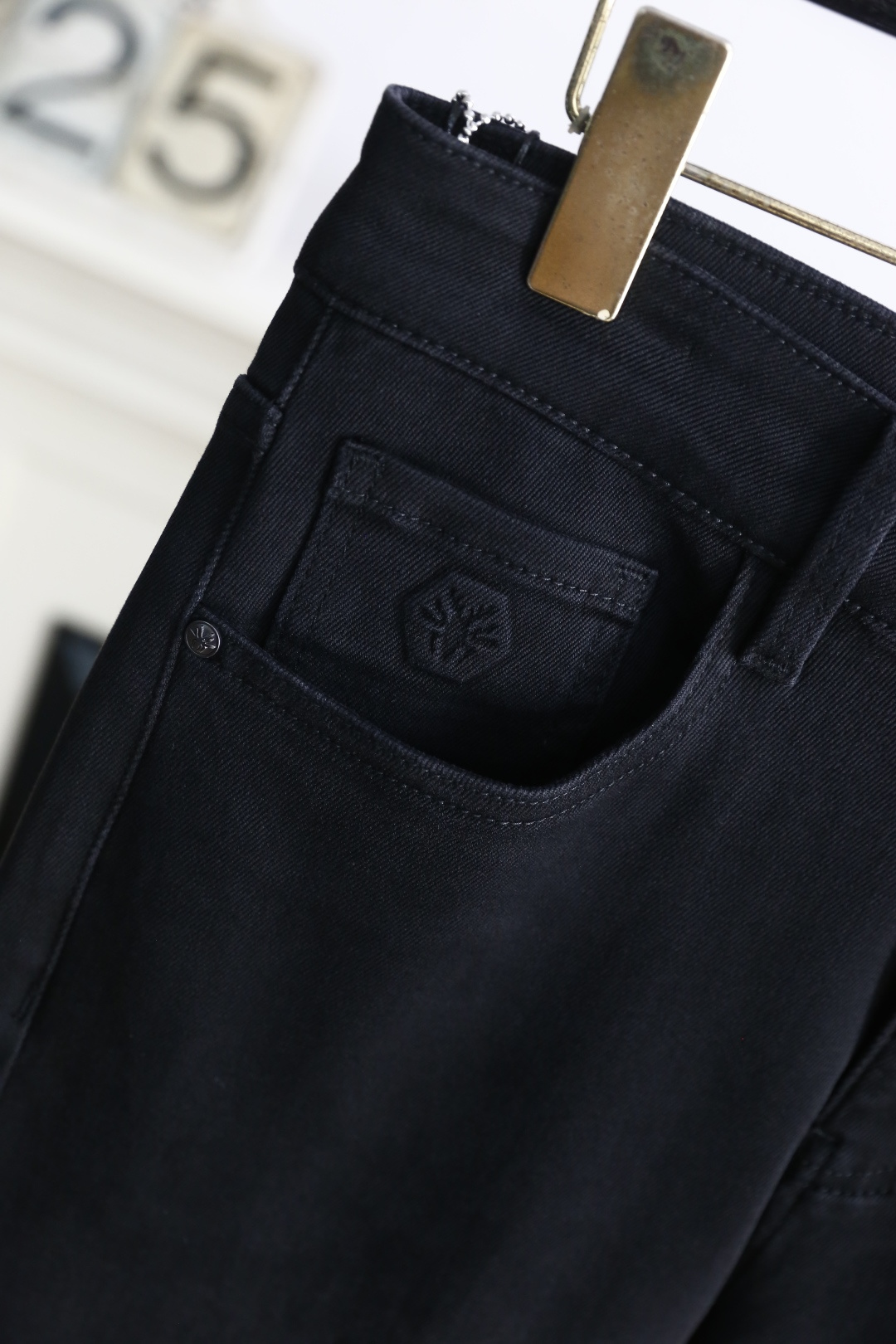 🔥Di*r/迪奥.2025秋季新款男士黑色休闲裤🆕采用舒适洗水牛仔布面料👍这款黑色休闲裤采用简约设计，后