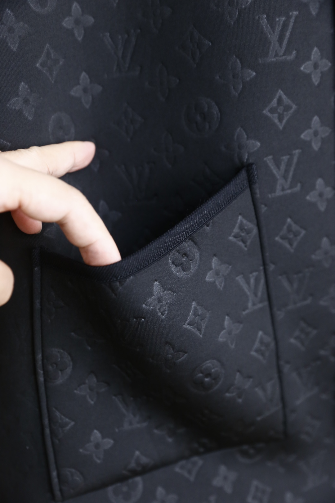 🔥路易威*/LV.2025秋季新款🆕时尚男士双面可穿马甲，展现出两种截然不同的风格，满足多样穿搭需求👍奢