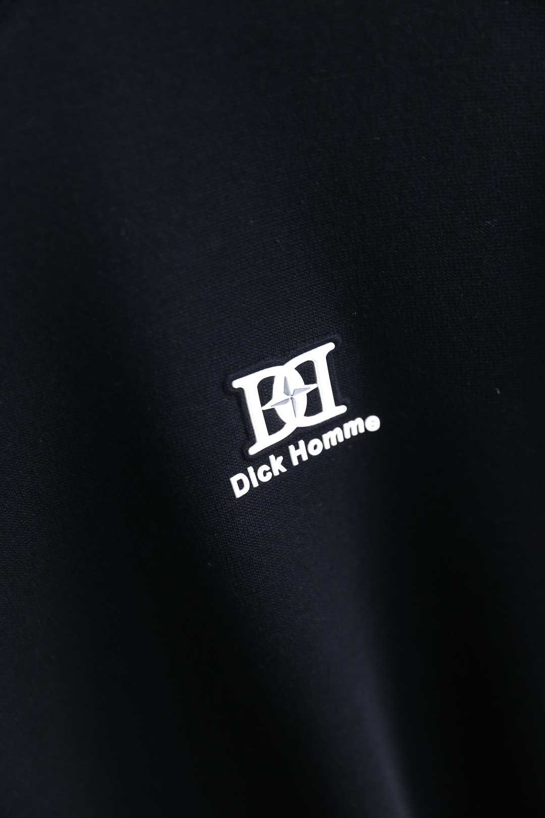 🔥杜嘉班纳.2025秋冬新款男士长袖卫衣🆕经典圆领设计！采用舒适保暖面料！上身百搭👍胸前奢华经典定制Lo