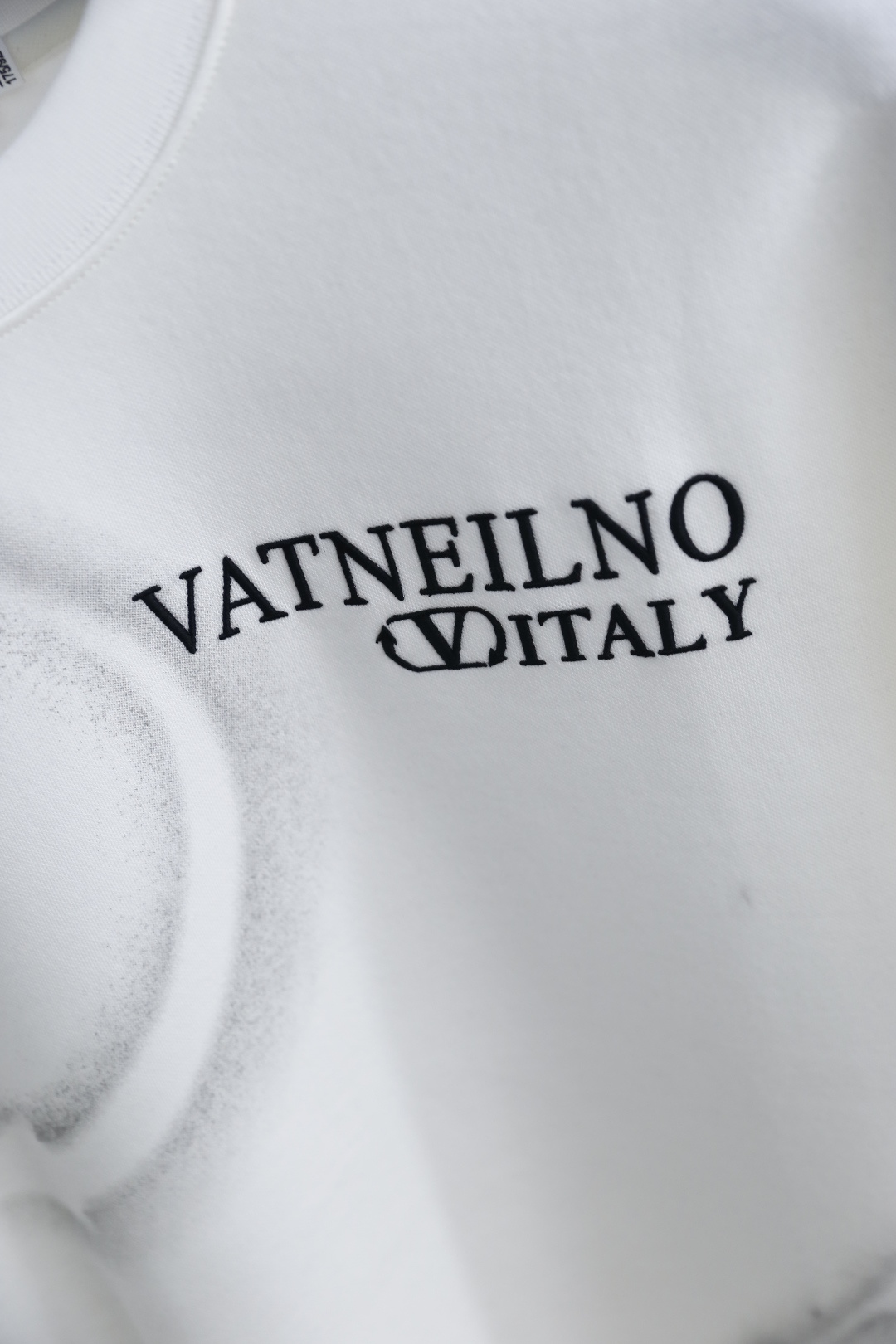 🔥华伦天奴.2025秋季新款！时尚男士圆领卫衣🆕采用舒适保暖面料，圆领设计简约大方，胸前奢华品牌定制字母