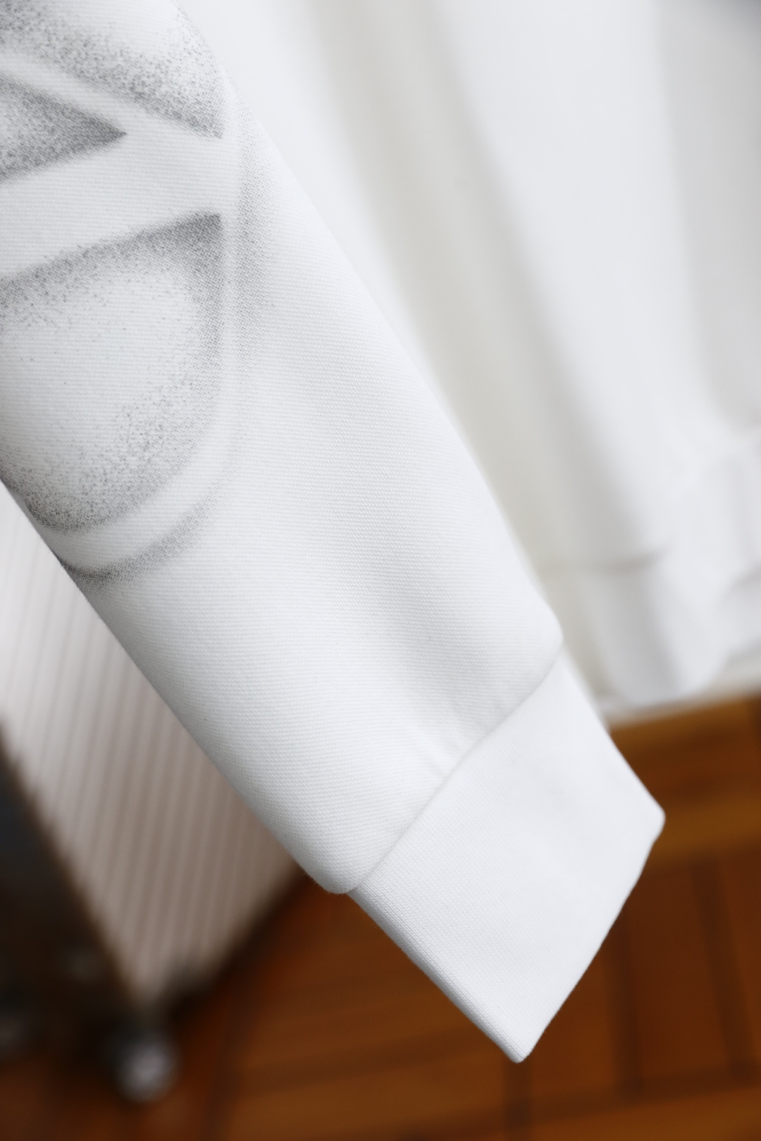 🔥华伦天奴.2025秋季新款！时尚男士圆领卫衣🆕采用舒适保暖面料，圆领设计简约大方，胸前奢华品牌定制字母