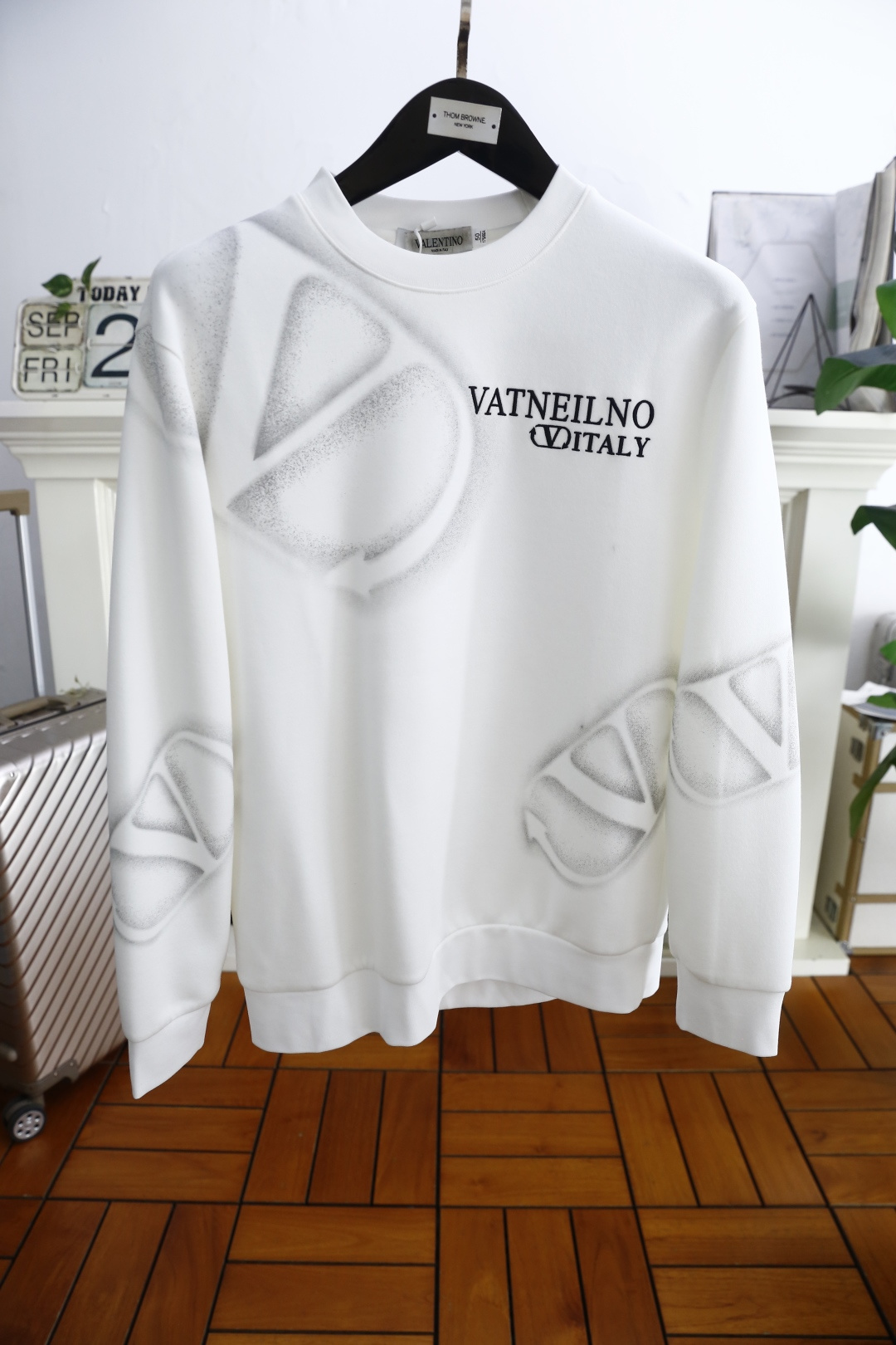 🔥华伦天奴.2025秋季新款！时尚男士圆领卫衣🆕采用舒适保暖面料，圆领设计简约大方，胸前奢华品牌定制字母