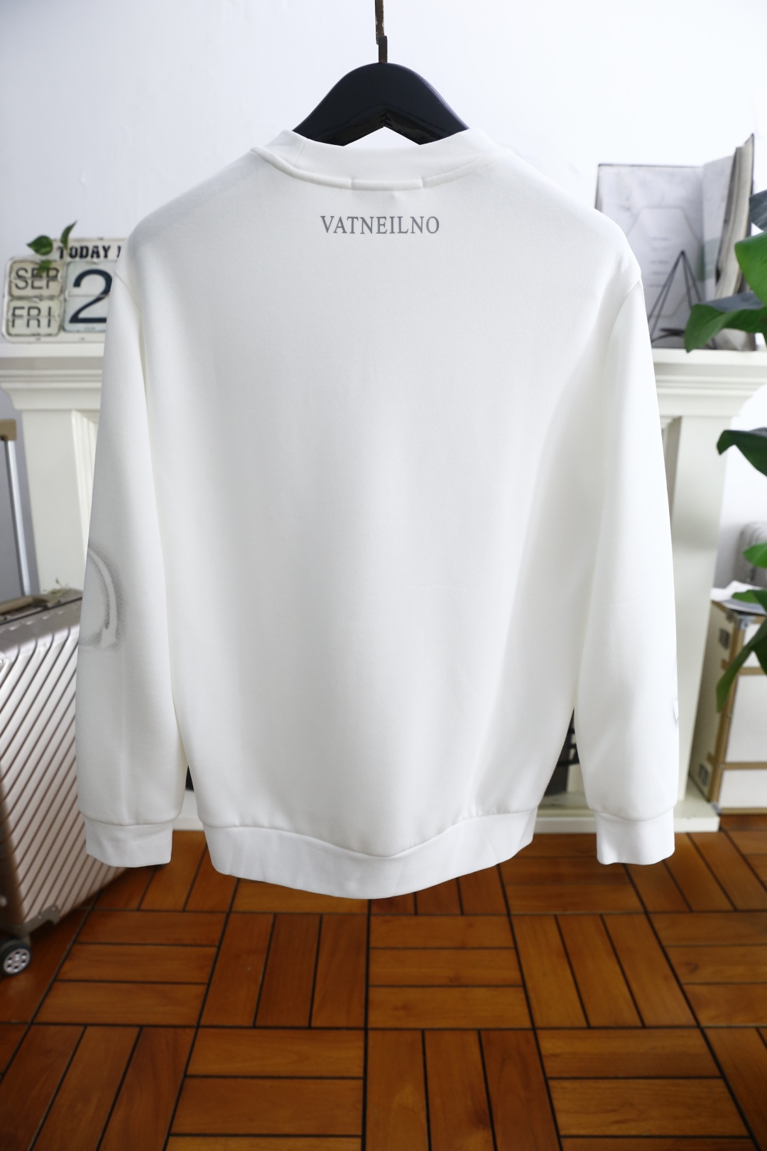 🔥华伦天奴.2025秋季新款！时尚男士圆领卫衣🆕采用舒适保暖面料，圆领设计简约大方，胸前奢华品牌定制字母