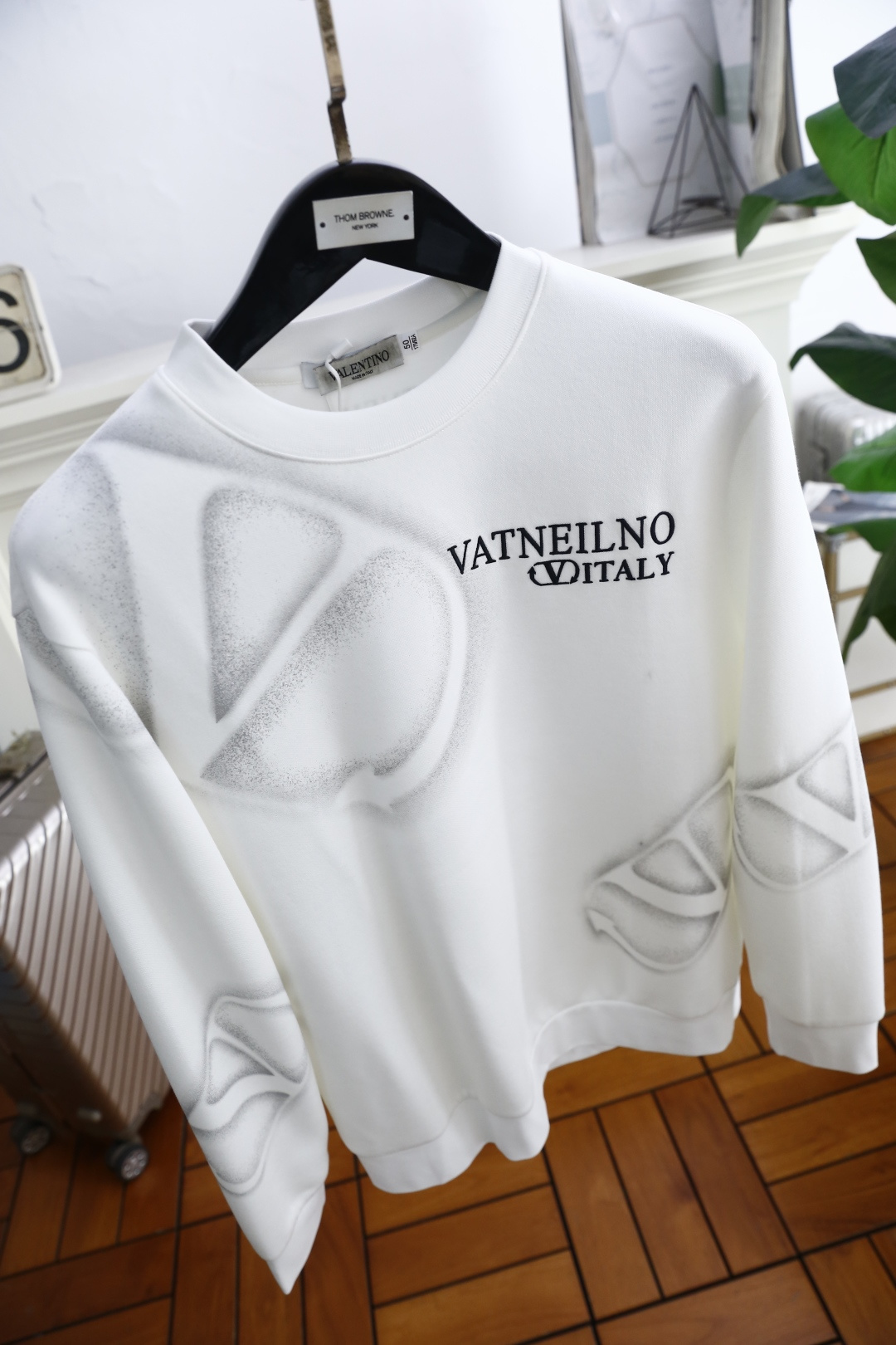 🔥华伦天奴.2025秋季新款！时尚男士圆领卫衣🆕采用舒适保暖面料，圆领设计简约大方，胸前奢华品牌定制字母