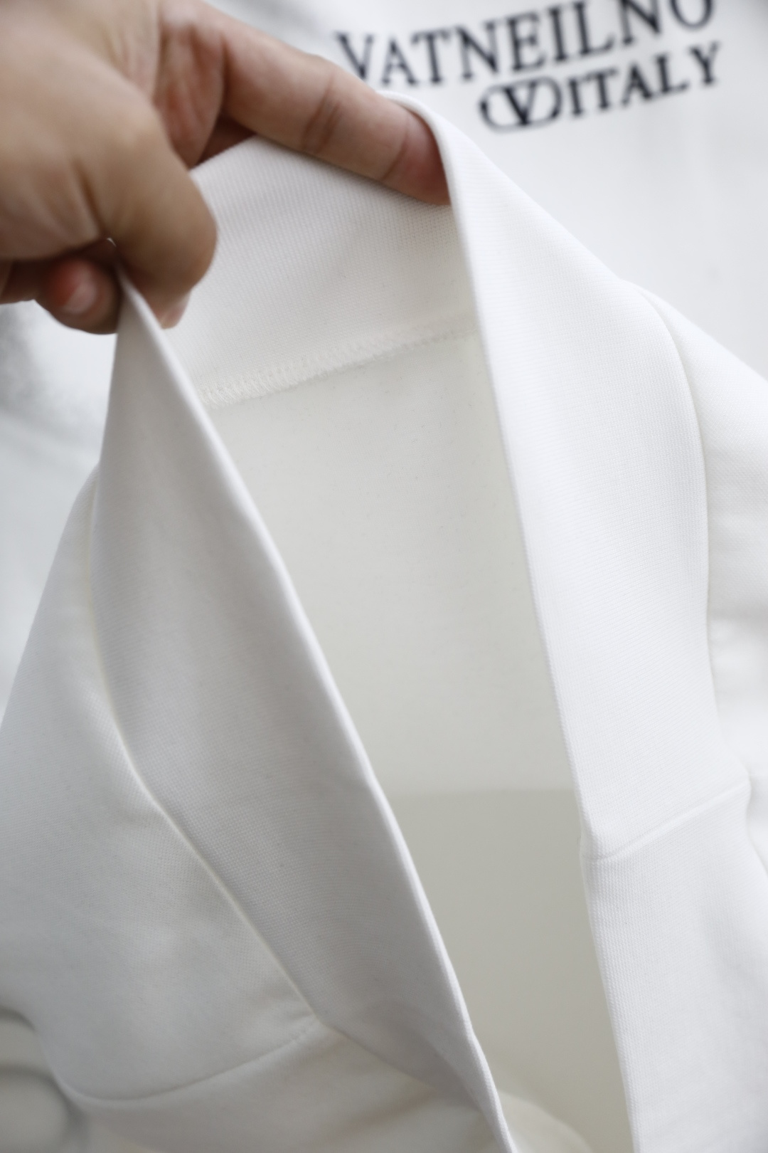 🔥华伦天奴.2025秋季新款！时尚男士圆领卫衣🆕采用舒适保暖面料，圆领设计简约大方，胸前奢华品牌定制字母