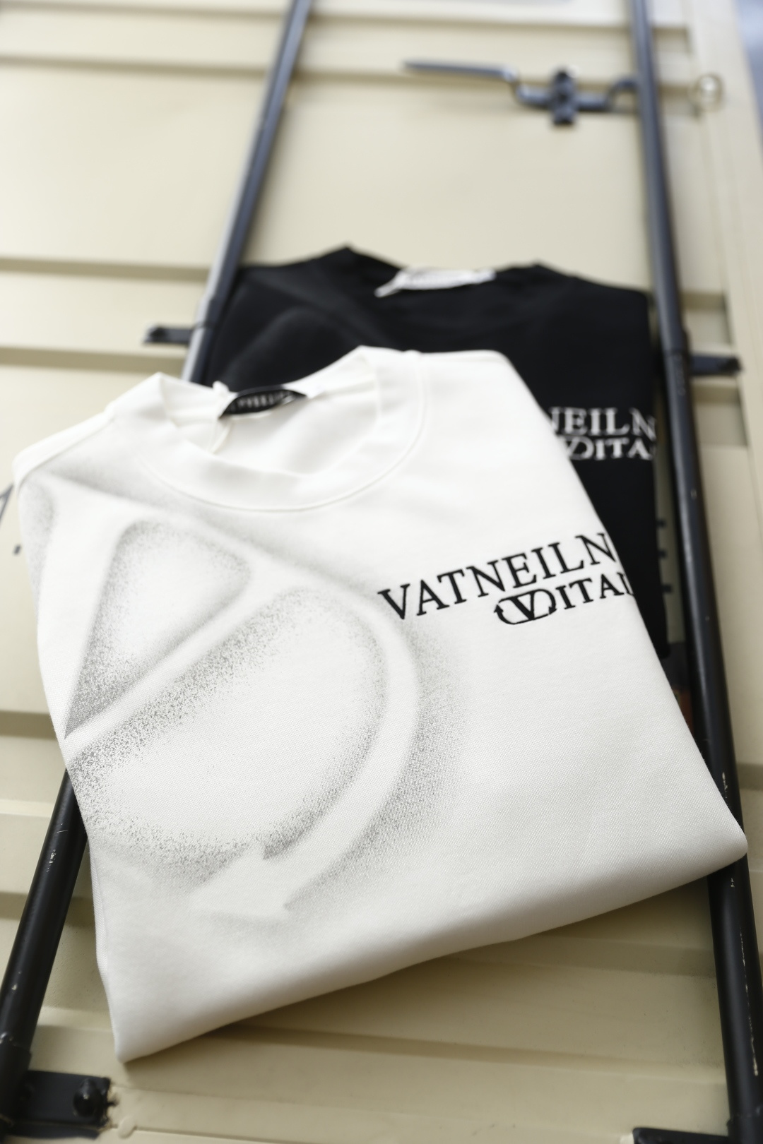 🔥华伦天奴.2025秋季新款！时尚男士圆领卫衣🆕采用舒适保暖面料，圆领设计简约大方，胸前奢华品牌定制字母