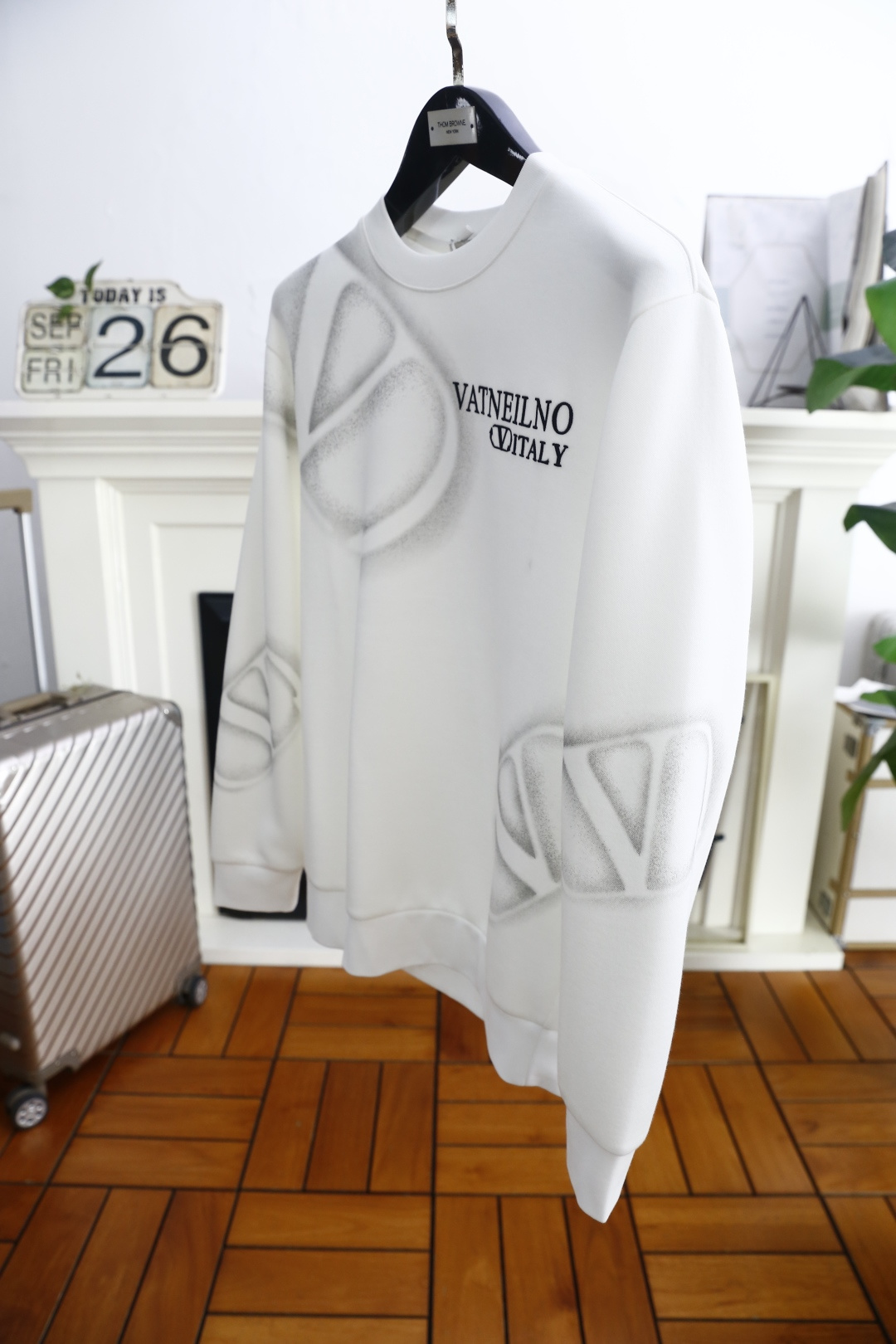 🔥华伦天奴.2025秋季新款！时尚男士圆领卫衣🆕采用舒适保暖面料，圆领设计简约大方，胸前奢华品牌定制字母