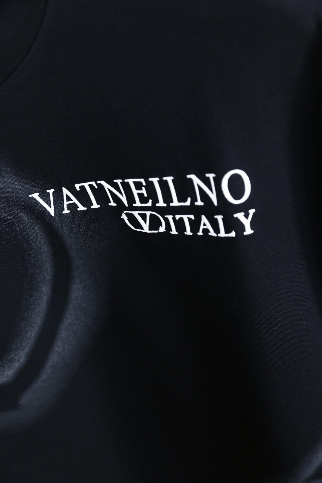 🔥华伦天奴.2025秋季新款！时尚男士圆领卫衣🆕采用舒适保暖面料，圆领设计简约大方，胸前奢华品牌定制字母