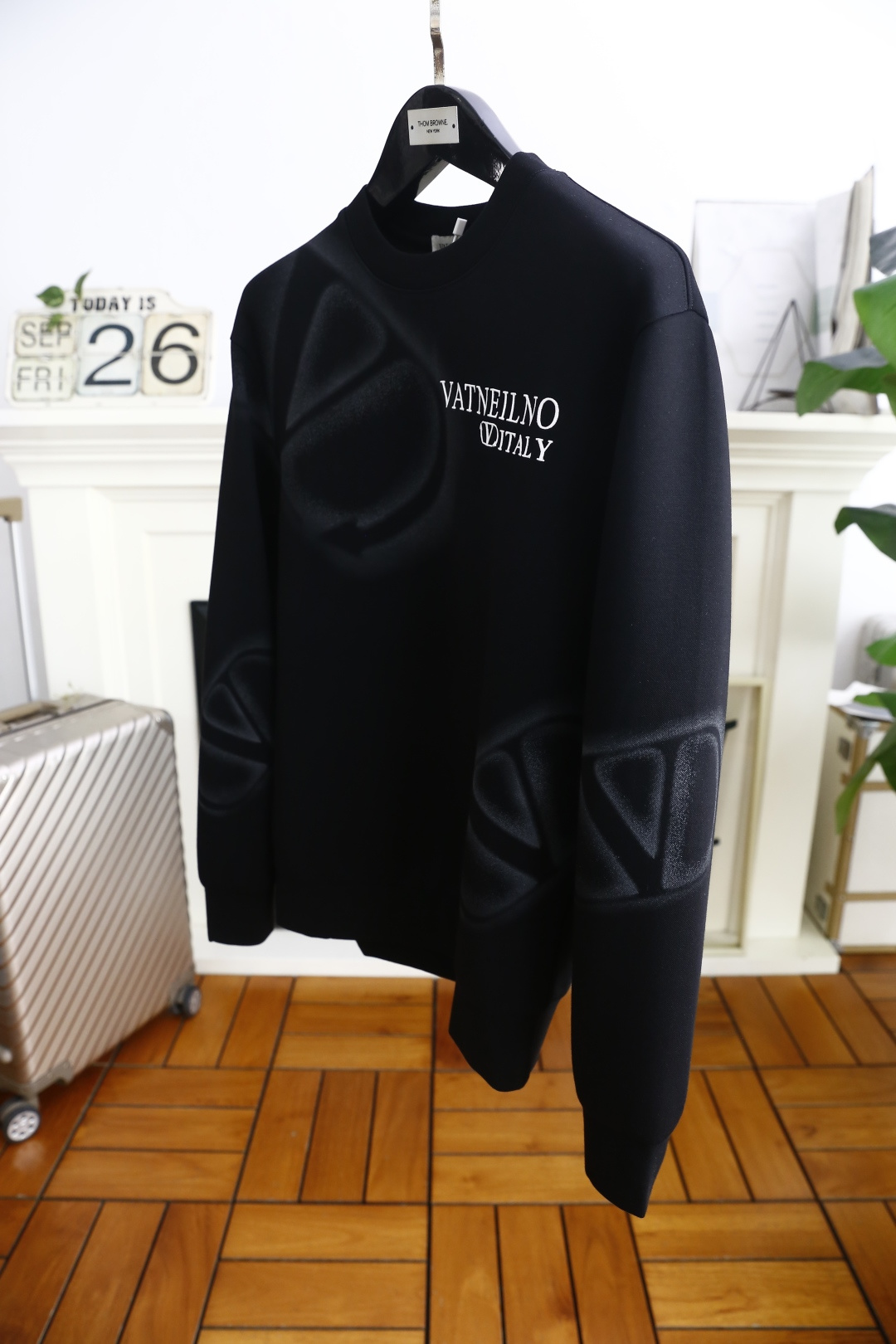 🔥华伦天奴.2025秋季新款！时尚男士圆领卫衣🆕采用舒适保暖面料，圆领设计简约大方，胸前奢华品牌定制字母