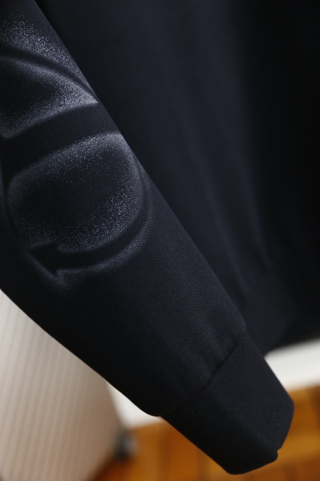 🔥华伦天奴.2025秋季新款！时尚男士圆领卫衣🆕采用舒适保暖面料，圆领设计简约大方，胸前奢华品牌定制字母