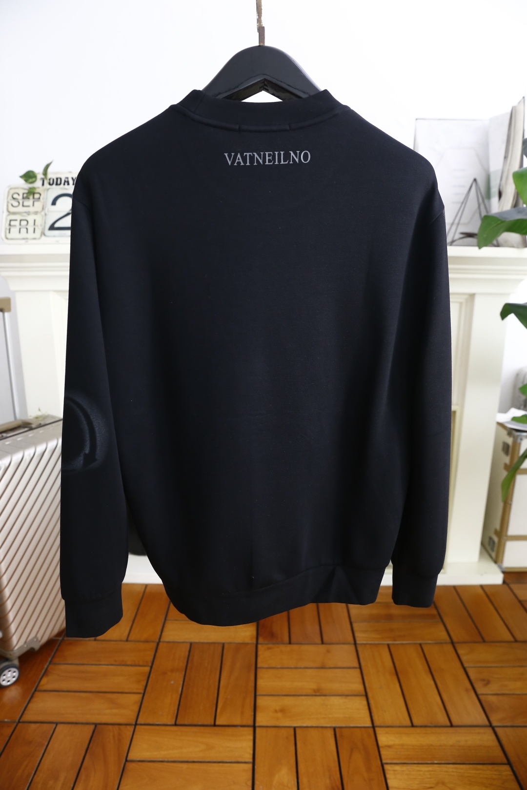 🔥华伦天奴.2025秋季新款！时尚男士圆领卫衣🆕采用舒适保暖面料，圆领设计简约大方，胸前奢华品牌定制字母