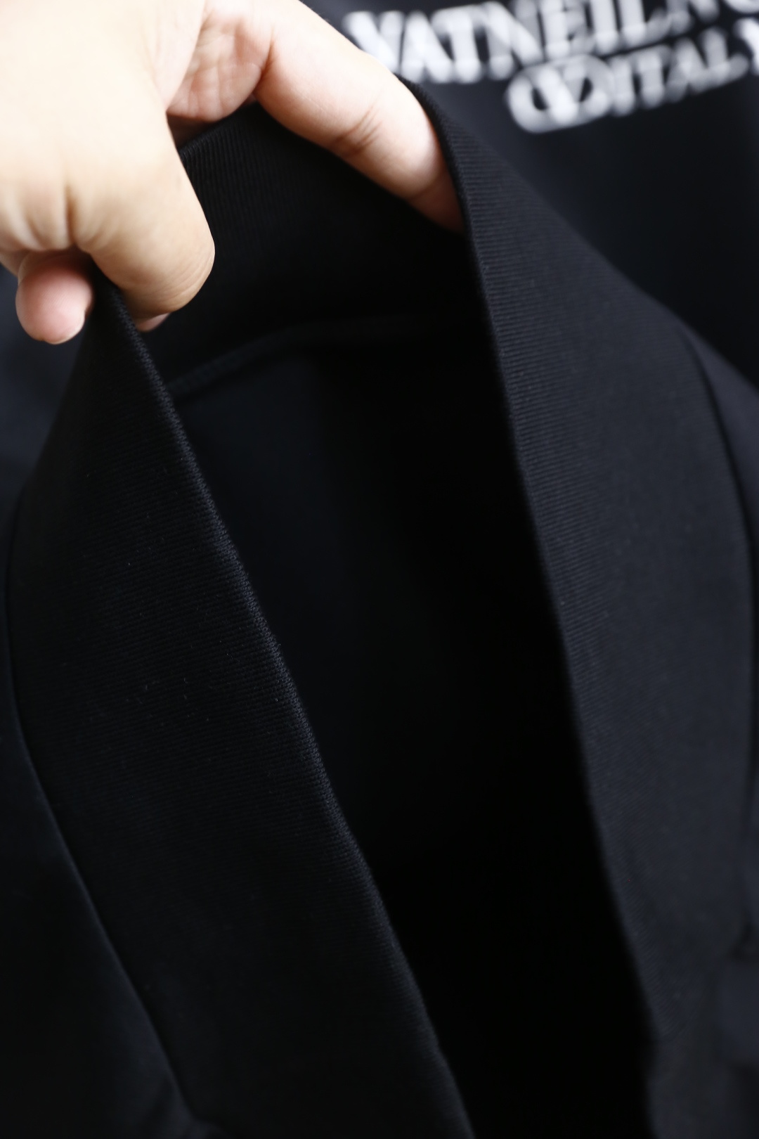 🔥华伦天奴.2025秋季新款！时尚男士圆领卫衣🆕采用舒适保暖面料，圆领设计简约大方，胸前奢华品牌定制字母