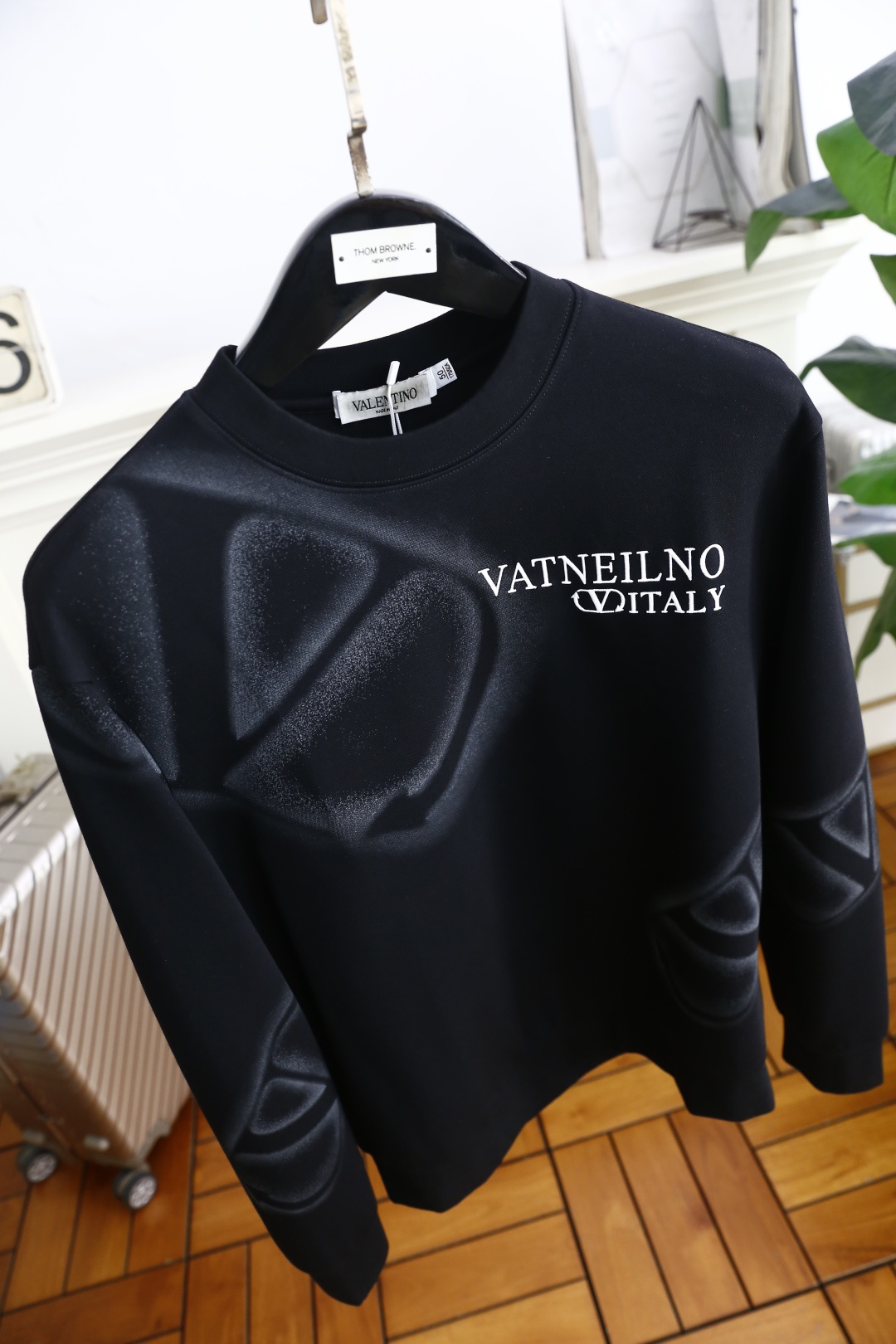 🔥华伦天奴.2025秋季新款！时尚男士圆领卫衣🆕采用舒适保暖面料，圆领设计简约大方，胸前奢华品牌定制字母