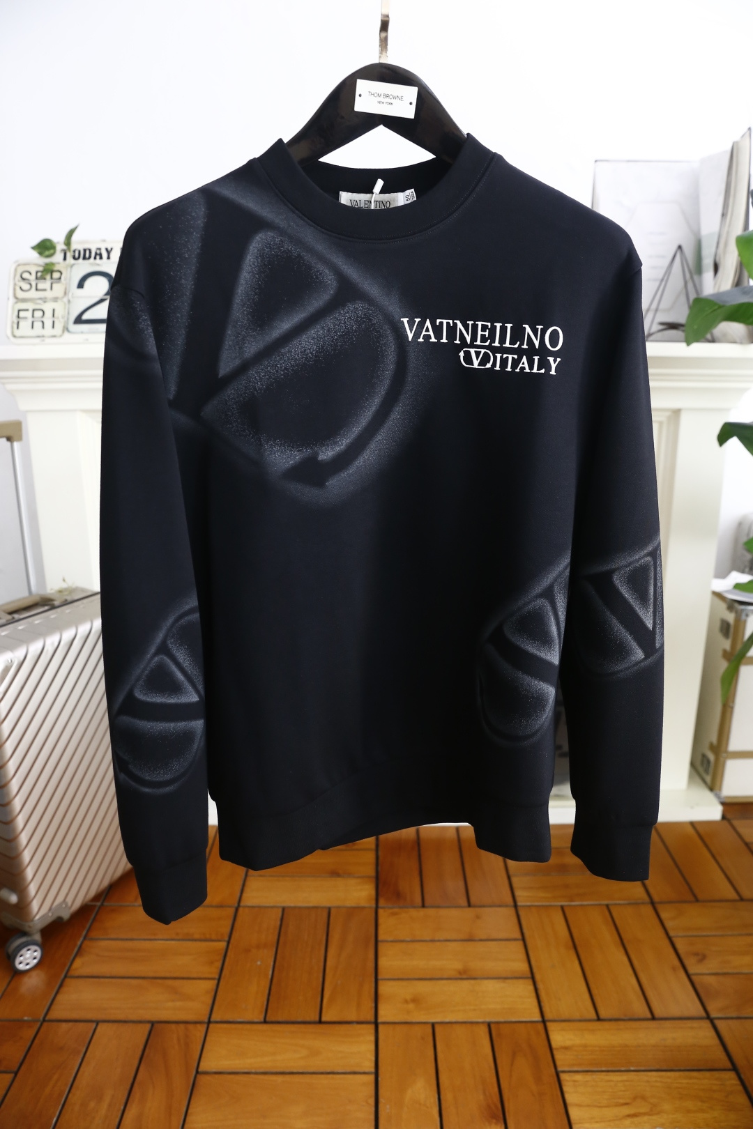 🔥华伦天奴.2025秋季新款！时尚男士圆领卫衣🆕采用舒适保暖面料，圆领设计简约大方，胸前奢华品牌定制字母