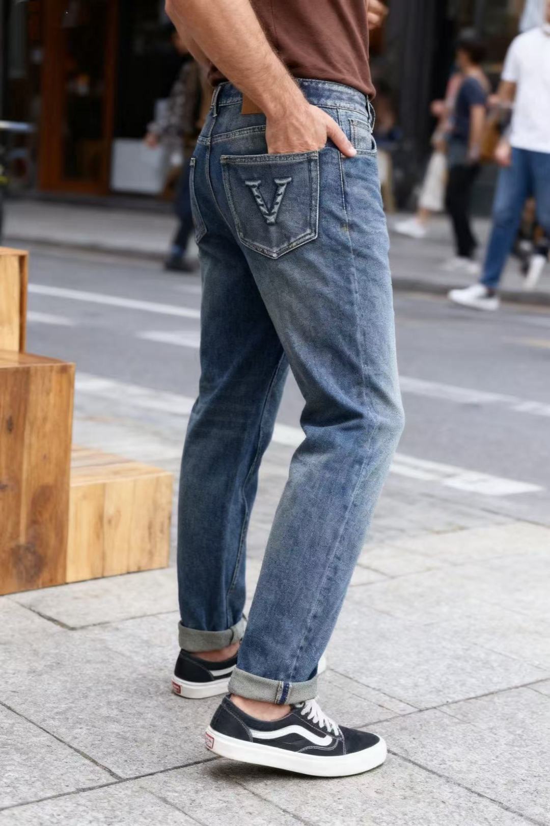 NO:545653,Valentino. New fashion men's jeans for autumn!  The upper body is comfortable and versatile with the back pocket with the 'V' brand element, and the back waist leather brand also has brand-related designs, using blue washing process to present a natural and old-fashioned effect; the trouser is a micro-conical style, with curled edges of the trouser legs, which are casual and textured. It can be adapted to various scenes such as daily leisure and light business. It is matched with a simple T-shirt, shirt or sweater, and can show a fashionable and stylish dressing style. Size 29-38, shipped the next day!  , valentino,jeans,shirts,tees,t-shirt,alexander wang19860909华伦天奴. 秋季新款时尚男士牛仔裤！上身舒适百搭后袋有带有“V”品牌元素的标识,后腰皮牌也有品牌相关设计,采用蓝色水洗工艺,呈现自然做旧效果；裤型为微锥版型,裤脚卷边,风格休闲且具质感.可适配日常休闲、轻商务等多种场景,搭配简约T恤、衬衫或针织衫,能展现出时尚且不失格调的穿搭风格. 尺码29-38,隔天出货！,,valentino,jeans,shirts,tees，t-shirt,alexander wang,Men's clothing