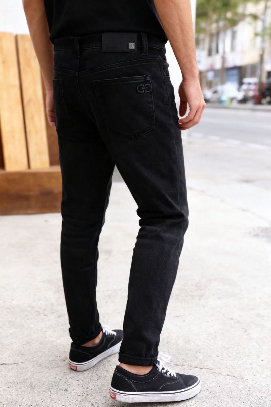 NO:545618,Ferragamo. 25 new fall model!  Fashionable men's black versatile denim casual pants!  Luxury brand custom LOGO design is one of the representative brands in the luxury fashion field!  It uses black washing denim fabric, slim-fitting pants, and is a classic five-bag design with a brand iconic leather sign at the back waist, highlighting the brand's identity!  Suitable for daily leisure or creating a fashionable and luxurious dressing style, matching it with simple tops or the same series of items in the brand can show style. Size 29-38, shipped the next day!  , ferragamo,alexander wang19860909菲拉格慕. 25秋季新款！时尚男士黑色百搭牛仔休闲裤！奢华品牌定制LOGO设计是奢华时尚领域的代表品牌之一！采用黑色洗水牛仔布面料,裤型修身,属于经典五袋款设计后腰处有品牌标志性的皮革标牌,彰显品牌身份！适合日常休闲或打造时尚奢华的穿搭风格,搭配简约上衣或品牌同系列单品均可展现格调. 尺码29-38,隔天出货！,,ferragamo,alexander wang,Men's clothing
