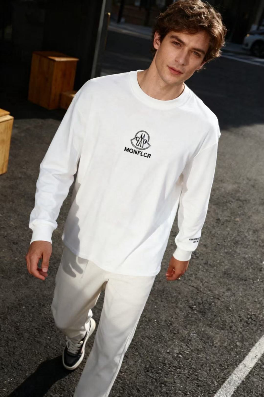 NO:545649,Monc*er. New autumn fashion men's round neck long-sleeved sweatshirt!  The luxurious and classic custom LOGO is paired with high-end top-grade fabrics, which is comfortable and warm, and can be anti-static and comfortable and smooth. The details show high-end style. The style is superb and crisp and stylish. It is a versatile street sports item. The upper body is low-key but luxurious. The must-have counter size for trendy men is 48-56. It will be shipped the next day!  , Moncler, hoodie, sweatshirts, alexander wang19860909蒙口/Monc*er. 秋季新品时尚男士圆领长袖卫衣！奢华经典定制LOGO搭配采用高档顶级面料,舒适保暖极佳 可防静电手感舒适顺滑 ,细节之处尽显高级,版型超赞挺括有型 ,街头运动百搭单品,上身低调而不失奢华,潮男必备款专柜尺码48-56,隔天出货！,,Moncler,hoodie,sweatshirts,alexander wang,Men's clothing