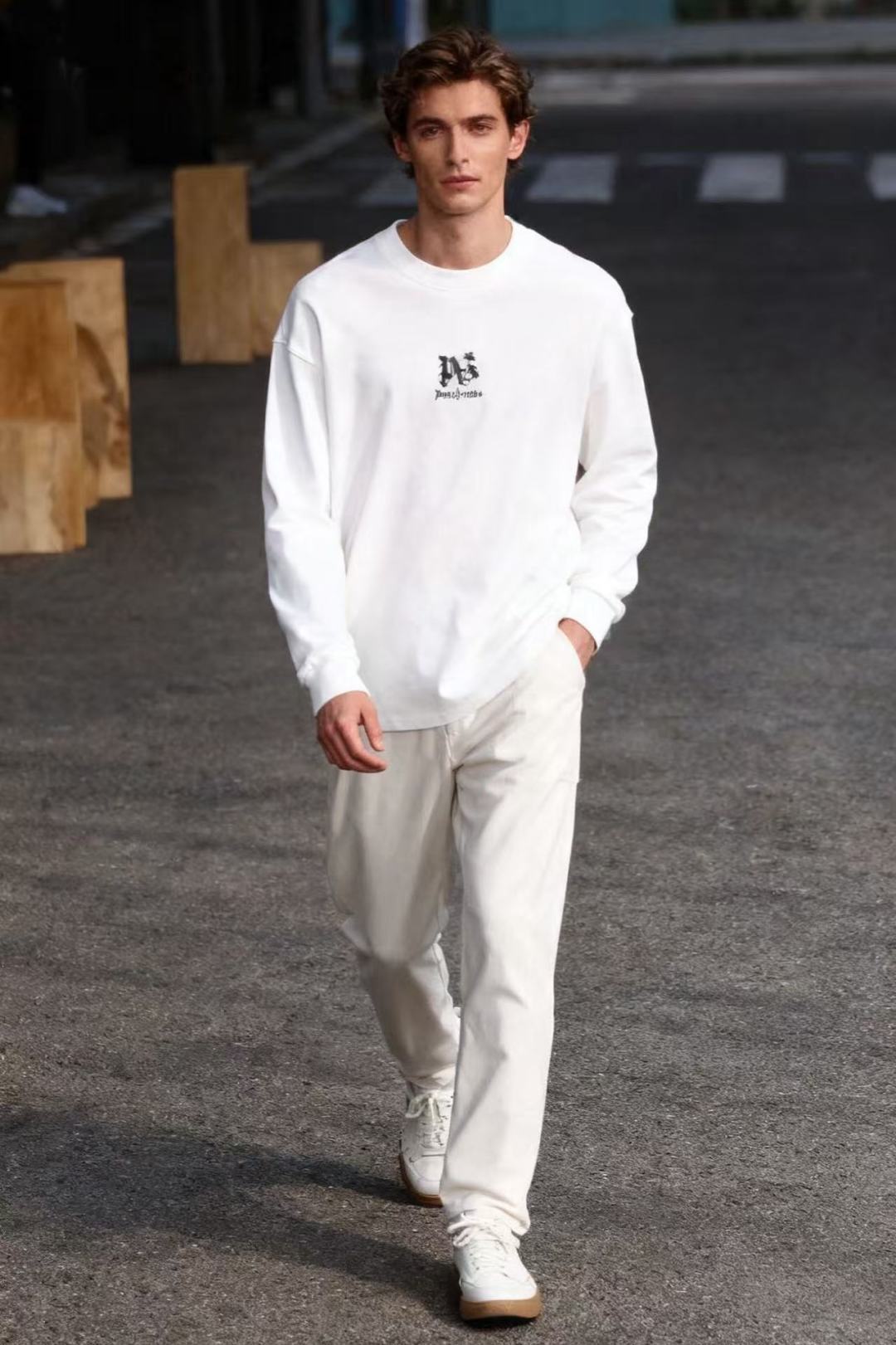 NO:545633,PA. New in autumn!  The fashionable men's round neck sweatshirt is made of comfortable and warm fabric, the round neck design is simple and elegant, and the luxurious brand customized letter LOGO design on the chest!  The overall appearance is a men's casual sweatshirt style that combines fashion and texture, suitable for creating light luxury casual or urban fashion outfits. A must-have item for trendy men!  Size 48-56, shipped the next day, hoodie, sweatshirts, alexander wang19860909PA. 秋季新款！时尚男士圆领卫衣采用舒适保暖面料,圆领设计简约大方,胸前奢华品牌定制字母LOGO设计！整体呈现出兼具时尚与质感的男士休闲卫衣样式,适合打造轻奢休闲或都市时尚穿搭.潮男必备单品！ 尺码48-56,隔天出货,,hoodie,sweatshirts,alexander wang,Men's clothing