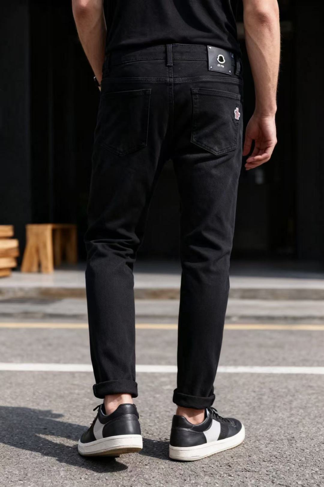 NO:545640,Mon*ler/Shield. 25 Fall New Men's Black Leisure Pants with Comfortable Wash Denim Fabric!  These black casual pants are simple in design and have the brand’s iconic logo embellishment at the back pocket to highlight the brand’s identity!  From a style perspective, it has a sense of leisure and fashion, suitable for daily street appearance or light business occasions, and can be matched with the brand's casual tops, sweatshirts, etc., reflecting the brand's pursuit of quality and design in the field of casual clothing. It is a reflection of the combination of outdoor functionality and daily fashion. Size 29-38, shipped the next day!  , Moncler, hoodie, sweatshirts, alexander wang19860909Mon*ler/蒙口. 25秋季新品男士黑色休闲裤采用舒适洗水牛仔布面料！这款黑色休闲裤采用简约设计,后口袋处有品牌标志性的徽标装饰,彰显品牌身份！从风格上看,它兼具休闲与时尚感,适合日常出街或轻商务场合,可与品牌的休闲上衣、卫衣等搭配,体现了品牌在休闲服饰领域对品质与设计的追求,是将户外功能性与日常时尚感结合的体现. 尺码29-38,隔天出货！,,Moncler,hoodie,sweatshirts,alexander wang,Men's clothing