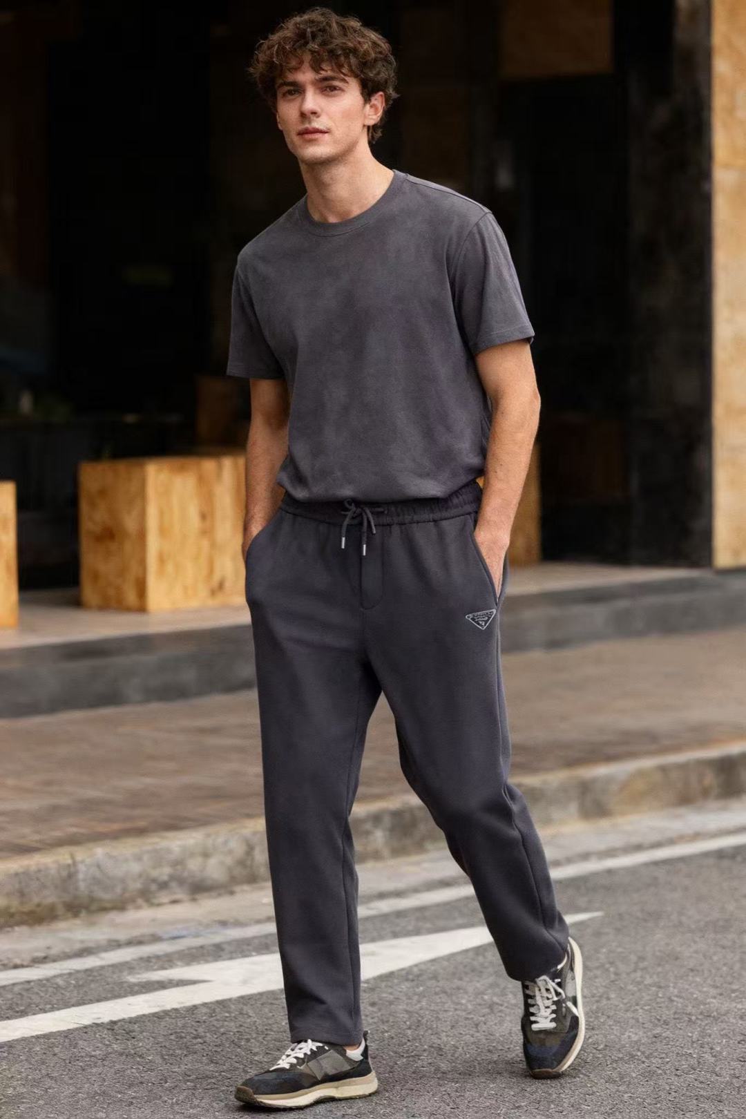🔥普拉*/Pr*da.2026早秋新款男士休闲裤！采用进口舒适面料，奢华经典品牌三角标字母LOGO设计 