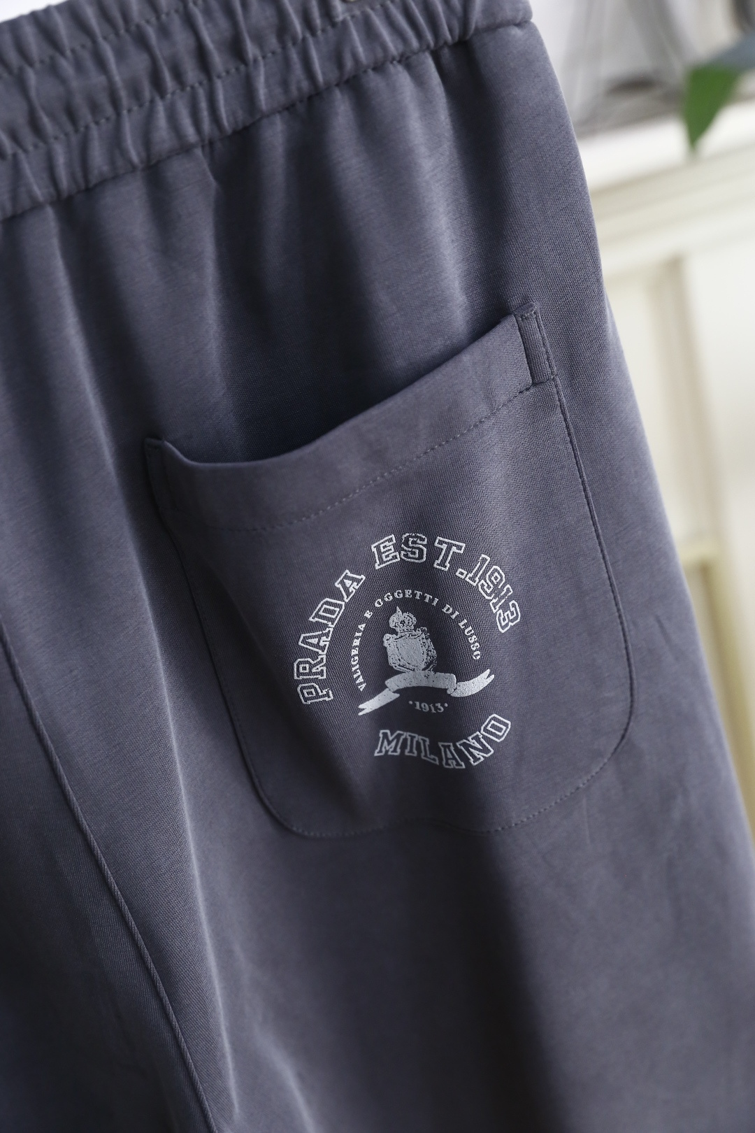 🔥普拉*/Pr*da.2026早秋新款男士休闲裤！采用进口舒适面料，奢华经典品牌三角标字母LOGO设计 