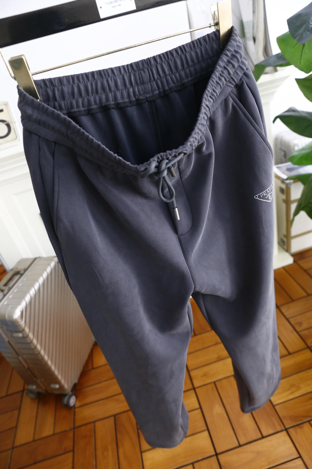 🔥普拉*/Pr*da.2026早秋新款男士休闲裤！采用进口舒适面料，奢华经典品牌三角标字母LOGO设计 