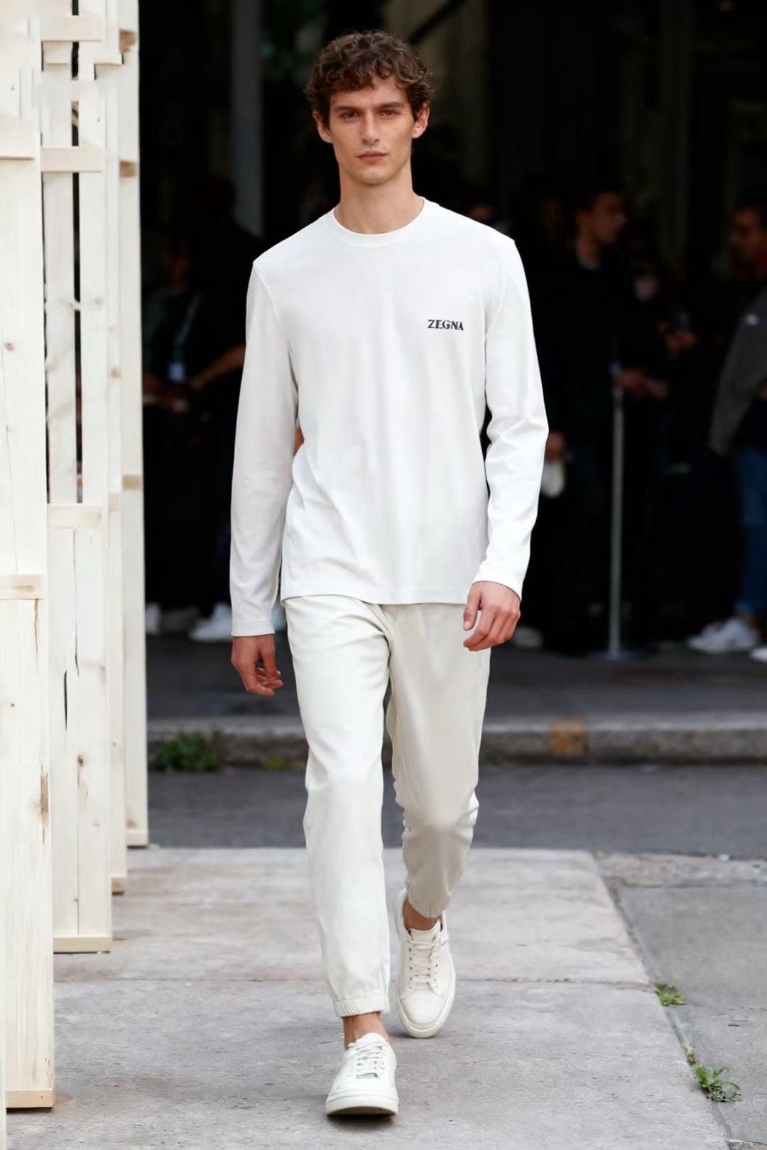 NO:545604,Jeni*/Ze*na. 25 new autumn products men's base long-sleeved shirt!  Classic round neck design!  The original letter LOGO of the luxury classic brand is made of Xinjiang long velvet cotton, the fabric is delicate, soft and comfortable on the upper body!  Simple yet stylish and exquisite craftsmanship, smooth lines, perfect match!  Easy to upgrade the sense of fashion, with high recognition, excellent upper body effect, extremely exquisite workmanship, neat and meticulous routes, and can be matched for business or daily leisure!  Complete three standards!  Counter size M-3XL, shipped the next day!  ,zegna,alexander wang19860909杰尼*/Ze*na. 25秋季新品男士打底长袖衫！经典圆领设计！奢华经典品牌原版字母LOGO搭配面料采用新疆长绒棉 面料细腻柔软上身舒适！简约中又不失时尚工艺精湛,线条流畅,完美搭配！轻松将时髦感进阶,有着高强辨识度,上身效果超赞,做工极为考究严谨,走线工整细致,商务抑或日常休闲均可搭配！三标齐全！专柜尺码 M-3XL,隔天出货！,,zegna,alexander wang,Men's clothing