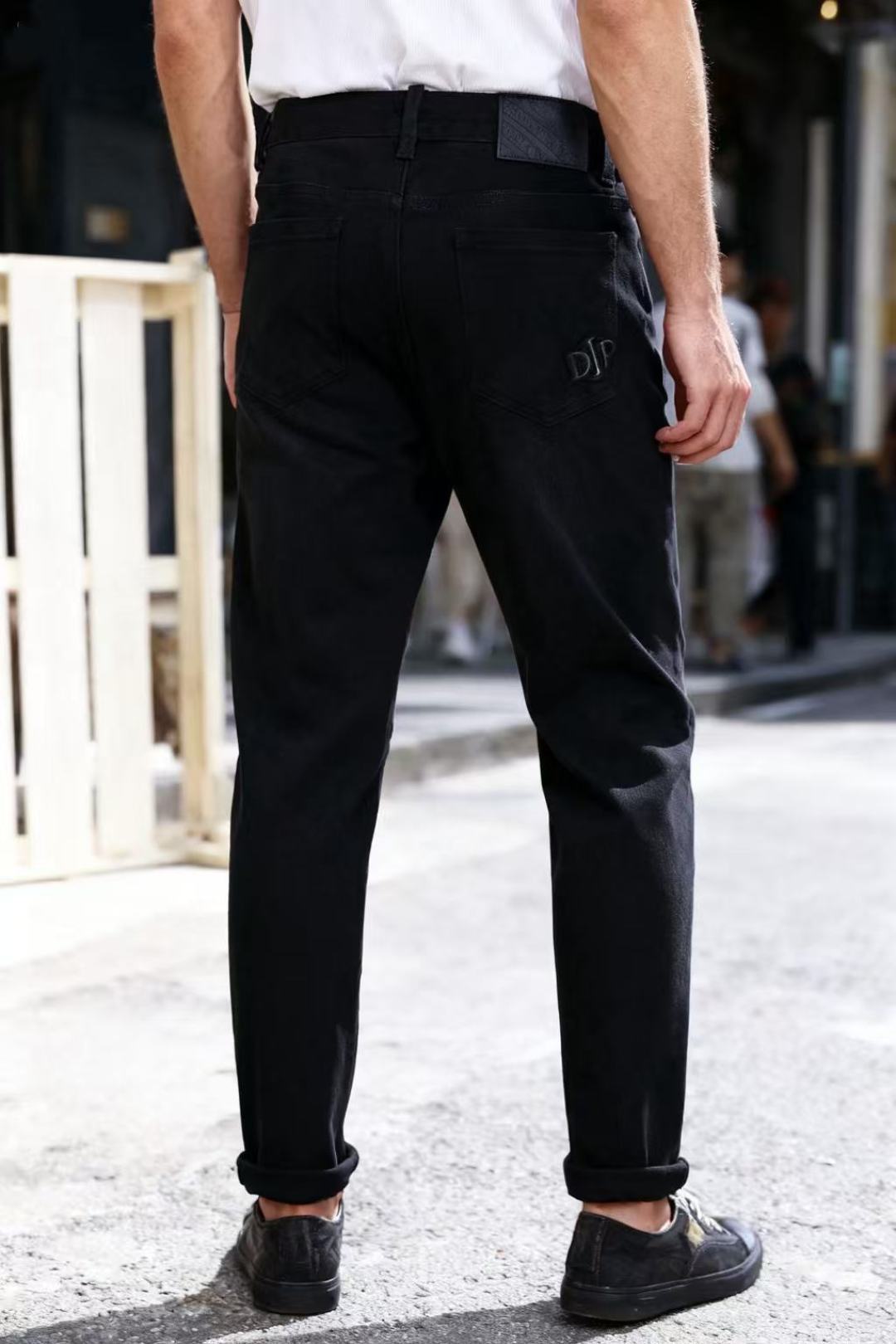 NO:545595,Di*r/Dior. The new autumn men's black casual pants are made of comfortable washed denim fabric. These black casual pants have a simple design and the brand's iconic 'Dior' letter logo on the back pocket, highlighting the brand identity!  From the perspective of wearing scenarios, it is suitable for daily casual or light business occasions. It can be matched with the brand's shirts, sweaters and other items. It reflects the brand's control of details and quality in the field of casual clothing. It is the embodiment of integrating the brand's classic elements into daily clothing, showing the wearer's taste and style. Sizes 29-38, shipped the next day!  ,,dior,dior,hoodie,sweatshirts,shirts,alexander wang19860909Di*r/迪奥. 秋季新款男士黑色休闲裤采用舒适洗水牛仔布面料这款黑色休闲裤采用简约设计,后口袋处有品牌标志性的“Dior”字母标识,彰显品牌身份！从穿搭场景来看,它适合日常休闲或轻商务场合,可与品牌的衬衫、卫衣等单品搭配,体现了品牌在休闲服饰领域对细节与品质的把控,是将品牌经典元素融入日常服饰的体现,展现穿着者的品味与格调. 尺码29-38,隔天出货！,,dior,dior,hoodie,sweatshirts,shirts,alexander wang,Men's clothing