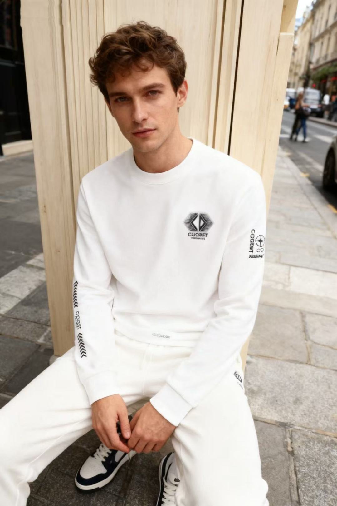 NO:545597,Dolce & Gabbana. New autumn and winter men's long-sleeved sweatshirt classic round neck design!  Comfortable and warm fabric!  The upper body is versatile and luxurious classic custom logo pattern on the chest, with a design style that combines street and high-end sense, suitable for daily casual outfits, reflecting the brand's integration of urban fashion based on the outdoor gene. Size 48-56, shipped the next day!  , Dolce & Gabbana, hoodie, sweatshirts, alexander wang19860909杜嘉班纳. 秋冬新款男士长袖卫衣经典圆领设计！采用舒适保暖面料！上身百搭胸前奢华经典定制Logo图案,设计风格街头感与高级感兼具,适合日常休闲穿搭,体现了品牌在户外基因基础上对都市时尚的融合. 尺码48-56,隔天出货！,,Dolce&Gabbana,hoodie,sweatshirts,alexander wang,Men's clothing