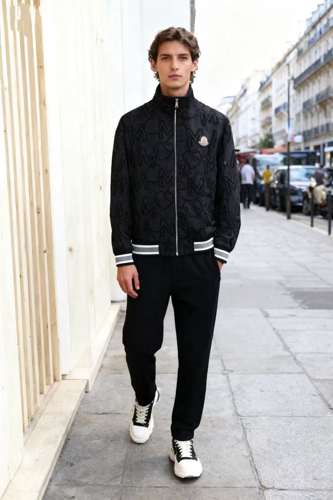 NO:545575,Monc*er. 25 new autumn fashion classic zipper jacket luxury classic brand elements design perfectly, luxurious classic brand elements LOGO design!  It is a previewed popular product at the cabinet level, high-end and top-quality comfortable fabric, master-level tailoring, invincible texture, excellent skin-friendliness and exquisite craftsmanship, smooth lines, perfect match!  Easy to upgrade the sense of fashion, with high recognition, excellent upper body effect, extremely exquisite workmanship, neat and meticulous routes, and can be matched for business or daily leisure!  Counter size M-3XL, shipped the next day!  ,Moncler,jackets & coats,alexander wang19860909蒙口/Monc*er. 25秋季新品时尚经典拉链夹克奢华经典品牌元素设计品相完美如斯,奢华经典品牌元素LOGO设计！属于入柜级别,可预见性的爆款,高级顶级舒适面料,大师级剪裁,质感无敌,亲肤性极佳工艺精湛,线条流畅,完美搭配！轻松将时髦感进阶,有着高强辨识度,上身效果超赞,做工极为考究严谨,走线工整细致,商务抑或日常休闲均可搭配！专柜尺码 M-3XL,隔天出货！,,Moncler,jackets & coats,alexander wang,Men's clothing