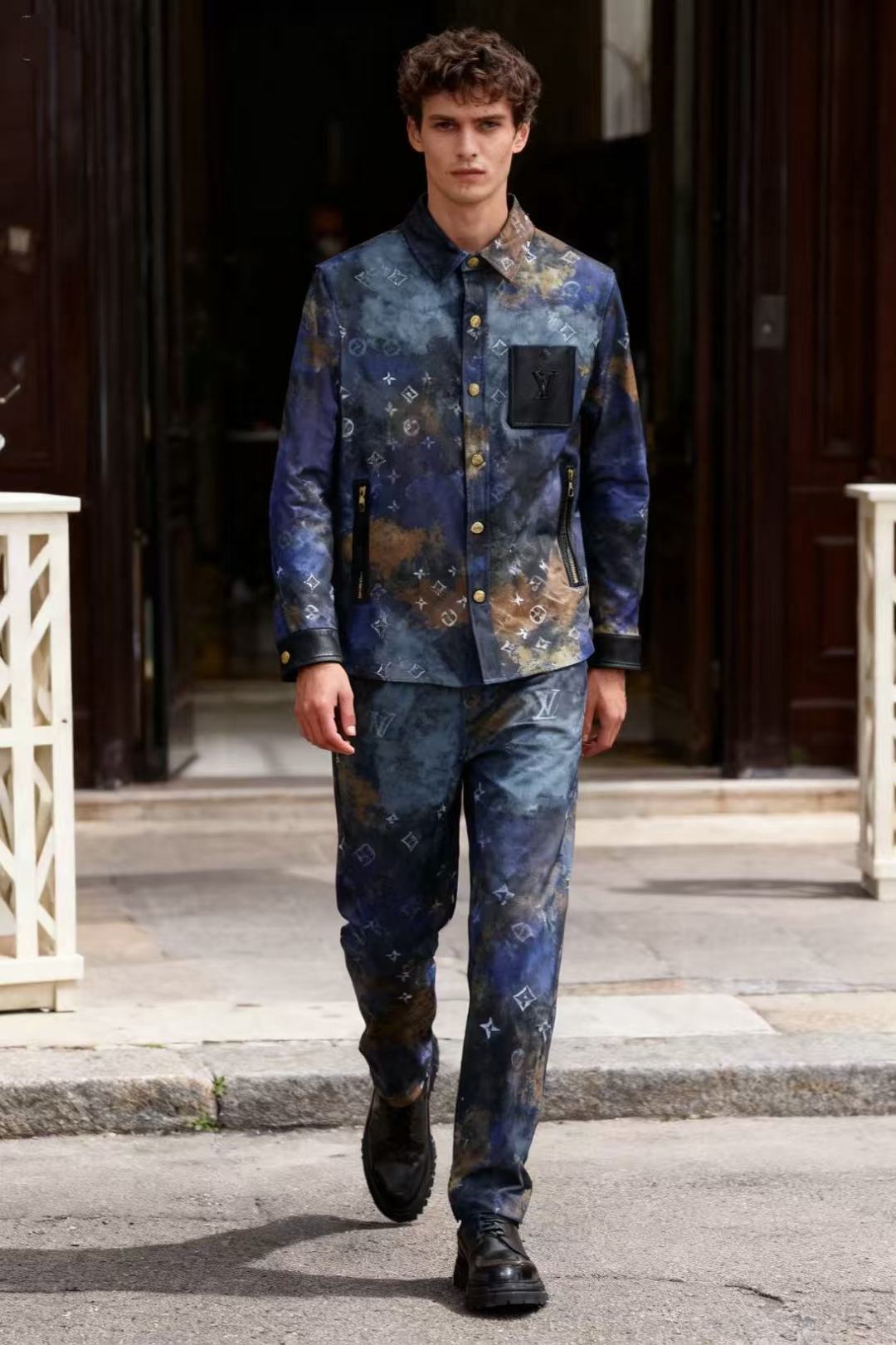 NO:545568,Louis Vuitt*n. The new autumn fashion classic lapel jacket has a luxurious classic brand element design that is perfect, and it is a prestigious hot product. It has high-end top comfort fabrics, master-level tailoring, invincible texture, excellent skin-friendly and exquisite craftsmanship, smooth lines, and perfect matching!  Easy to upgrade the sense of fashion, with high recognition, excellent upper body effect, extremely exquisite workmanship, neat and meticulous routes, and can be matched for business or daily leisure!  Counter size M-3XL, shipped the next day!  ,,louis vuitton,louis vuitton,jackets & coats,alexander wang19860909路易威*/Louis Vuitt*n. 秋季新款时尚经典翻领夹克奢华经典品牌元素设计品相完美如斯,属于入柜级别,可预见性的爆款,高级顶级舒适面料,大师级剪裁,质感无敌,亲肤性极佳工艺精湛,线条流畅,完美搭配！轻松将时髦感进阶,有着高强辨识度,上身效果超赞,做工极为考究严谨,走线工整细致,商务抑或日常休闲均可搭配！专柜尺码 M-3XL,隔天出货！,,louis vuitton,louis vuitton,jackets & coats,alexander wang,Men's clothing