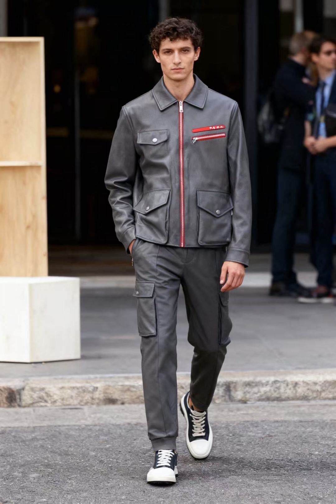 NO:545561,Gucci/Gu*ci. 25 new autumn fashion classic zipper jacket luxury classic brand elements design perfectly, luxury classic brand elements LOGO design!  It is a previewed popular product at the cabinet level, high-end and top-quality comfortable fabric, master-level tailoring, invincible texture, excellent skin-friendliness and exquisite craftsmanship, smooth lines, perfect match!  Easy to upgrade the sense of fashion, with high recognition, excellent upper body effect, extremely exquisite workmanship, neat and meticulous routes, and can be matched for business or daily leisure!  Counter size M-3XL, shipped the next day!  ,,gucci,jackets & coats,alexander wang19860909古驰/Gu*ci. 25秋季新品时尚经典拉链夹克奢华经典品牌元素设计品相完美如斯,奢华经典品牌元素LOGO设计！属于入柜级别,可预见性的爆款,高级顶级舒适面料,大师级剪裁,质感无敌,亲肤性极佳工艺精湛,线条流畅,完美搭配！轻松将时髦感进阶,有着高强辨识度,上身效果超赞,做工极为考究严谨,走线工整细致,商务抑或日常休闲均可搭配！专柜尺码 M-3XL,隔天出货！,,gucci,jackets & coats,alexander wang,Men's clothing