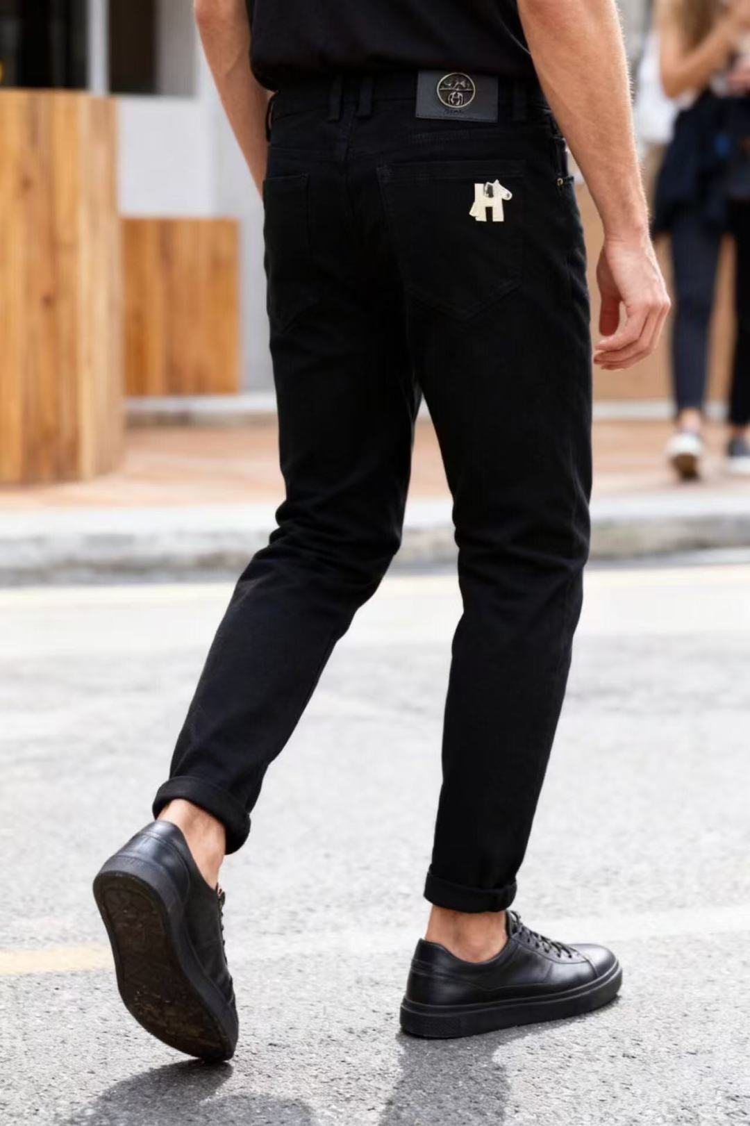 NO:564957,爱马4/Her*es. Original high-end men’s dark all-match casual jeans!  Luxurious classic brand LOGO accessories are very comfortable to wear, low-key yet luxurious, and look very classy. Needless to say, the style and cut of the pants. The upper body is exquisite and high-end, made of top-quality materials. The real denim is made of high-end top-quality washed denim fabrics. The quality is outstanding. After heavy washing, the pants are very soft!  Don't be picky, the upper body is absolutely stylish and extremely luxurious. Counter sizes are 29-38, no 35/37!  Ships next day!  ,,hermes,jeans,alexander wang19860909爱马4/Her*es. 原单高端男士深色百搭休闲牛仔裤！奢华经典品牌LOGO配饰 身穿着非常舒适 低调不失奢华 穿出去非常有档次 裤型款式和裁剪亦无需多言 上身精致跃然高档一等一顶级质料 真正殿堂级的牛仔布选用 高档顶级洗水牛仔面料,品质卓然,经过重水洗使得裤子很柔软！不挑人 上身绝对的有型 极度奢华. 专柜尺码 29-38,无35/37！隔天出货！,,hermes,jeans,alexander wang,Men's clothing