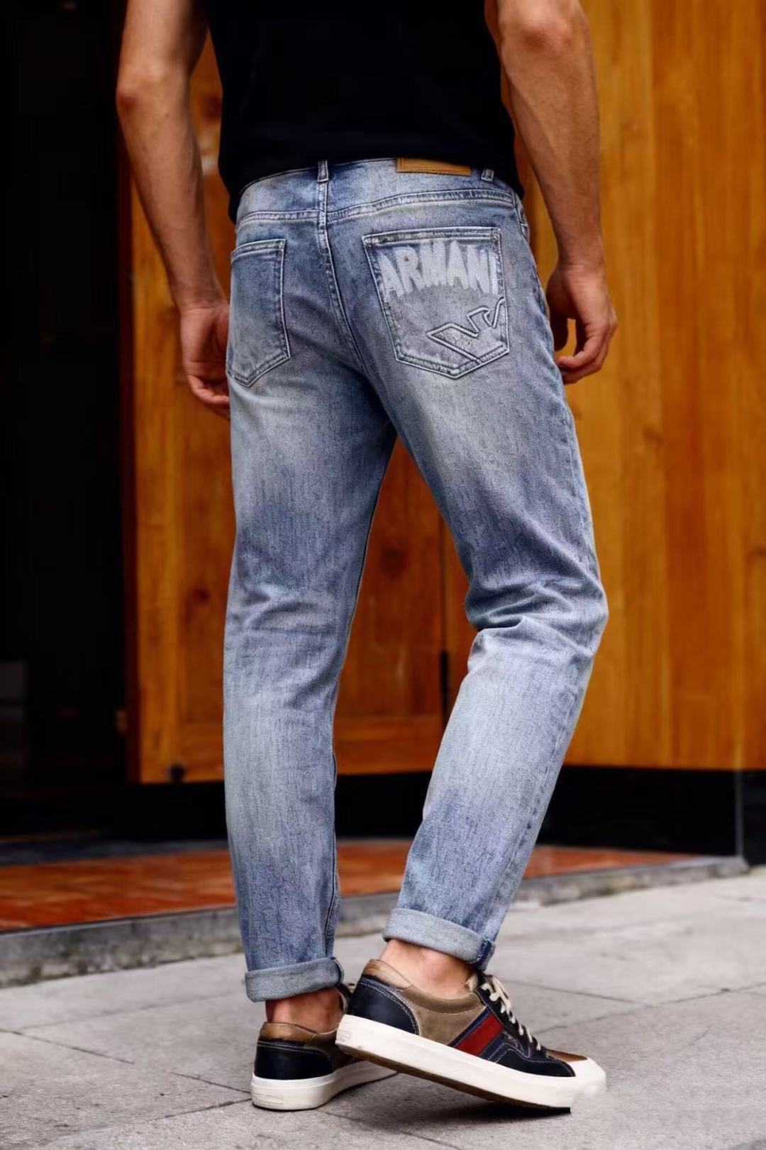 NO:564962,Ar*/Ar*ani. 25 original high-end men's jeans, luxury classic brand letter LOGO accessories, hot-selling model in overseas counters. Very comfortable to wear, low-key yet luxurious, very classy to wear. Needless to say the trousers style and tailoring, the upper body is exquisite and high-end, first-class and top-quality materials. Really palace-level denim is made of high-end top-quality washed denim fabrics. The quality is outstanding. After heavy washing, the pants are very soft!  Don't be picky, the upper body is absolutely stylish and extremely luxurious. Counter sizes are 29-38, with 35/without 37!  Ships next day!  ,,jeans,alexander wang19860909阿玛*/Ar*ani. 25原单高端男士牛仔裤奢华经典品牌字母LOGO配饰 海外专柜热销款 身穿着非常舒适 低调不失奢华 穿出去非常有档次 裤型款式和裁剪亦无需多言 上身精致跃然高档一等一顶级质料 真正殿堂级的牛仔布选用 高档顶级洗水牛仔面料,品质卓然,经过重水洗使得裤子很柔软！不挑人 上身绝对的有型 极度奢华. 专柜尺码 29-38,有35/无37！隔天出货！,,jeans,alexander wang,Men's clothing