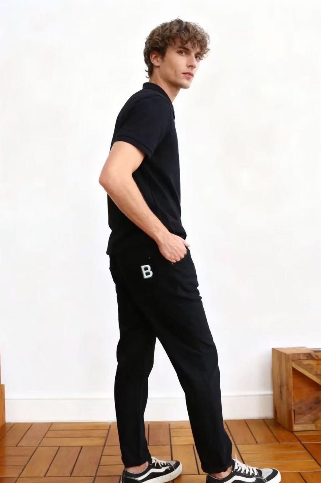 NO:564979,Burberry/Burb*rry. Original high-end men's dark all-match casual jeans!  Luxurious classic brand LOGO accessories are very comfortable to wear, low-key yet luxurious, and look very classy. Needless to say, the style and cut of the pants. The upper body is exquisite and high-end, made of top-quality materials. The real denim is made of high-end top-quality washed denim fabrics. The quality is outstanding. After heavy washing, the pants are very soft!  Don't be picky, the upper body is absolutely stylish and extremely luxurious. Counter sizes are 29-38, no 35/37!  Ships next day!  ,,burberry,burberry,jeans,alexander wang19860909巴宝丽/Burb*rry. 原单高端男士深色百搭休闲牛仔裤！奢华经典品牌LOGO配饰 身穿着非常舒适 低调不失奢华 穿出去非常有档次 裤型款式和裁剪亦无需多言 上身精致跃然高档一等一顶级质料 真正殿堂级的牛仔布选用 高档顶级洗水牛仔面料,品质卓然,经过重水洗使得裤子很柔软！不挑人 上身绝对的有型 极度奢华. 专柜尺码 29-38,无35/37！隔天出货！,,burberry,burberry,jeans,alexander wang,Men's clothing