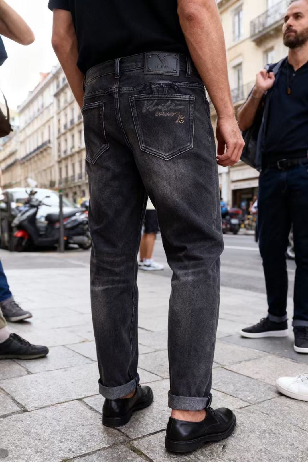 NO:567294,Valentino. Fall 25 new fashionable men’s all-match jeans are made of comfortable washed denim fabric!  Luxury brand’s iconic logo decoration highlights brand identity!  From the style point of view, it has both casual and fashionable feel, suitable for daily outings or light business occasions. It can be matched with the brand's casual tops, sweatshirts, etc. It reflects the brand's pursuit of quality and design in the field of casual clothing, and is the embodiment of combining outdoor functionality with daily fashion sense. Sizes 29-38, shipped the next day!  ,,valentino,hoodie,sweatshirts,jeans,alexander wang19860909华伦天奴. 25秋季新品时尚男士百搭牛仔裤采用舒适洗水牛仔面料！奢华品牌标志性的徽标装饰,彰显品牌身份！从风格上看,它兼具休闲与时尚感,适合日常出街或轻商务场合,可与品牌的休闲上衣、卫衣等搭配,体现了品牌在休闲服饰领域对品质与设计的追求,是将户外功能性与日常时尚感结合的体现. 尺码29-38,隔天出货！,,valentino,hoodie,sweatshirts,jeans,alexander wang,Men's clothing